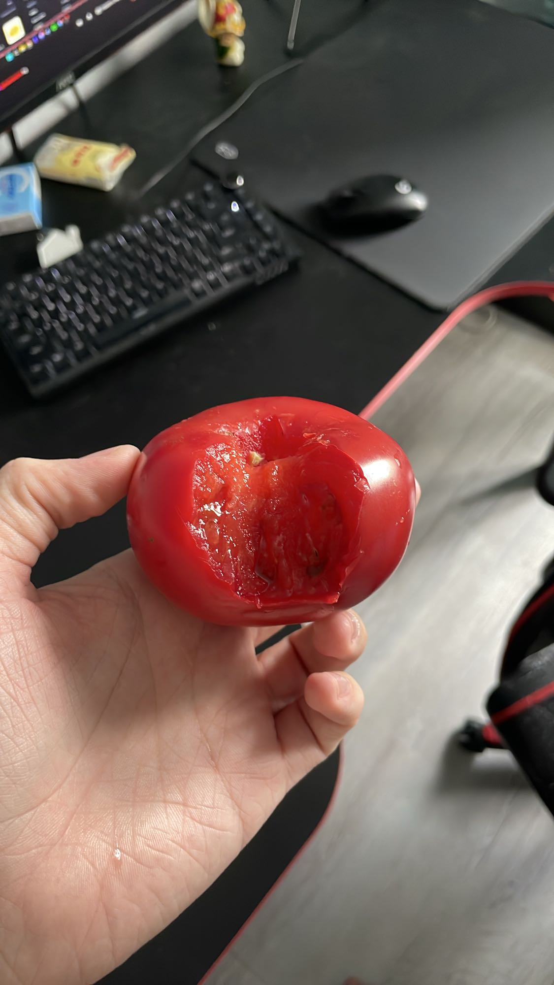 Целый помидор