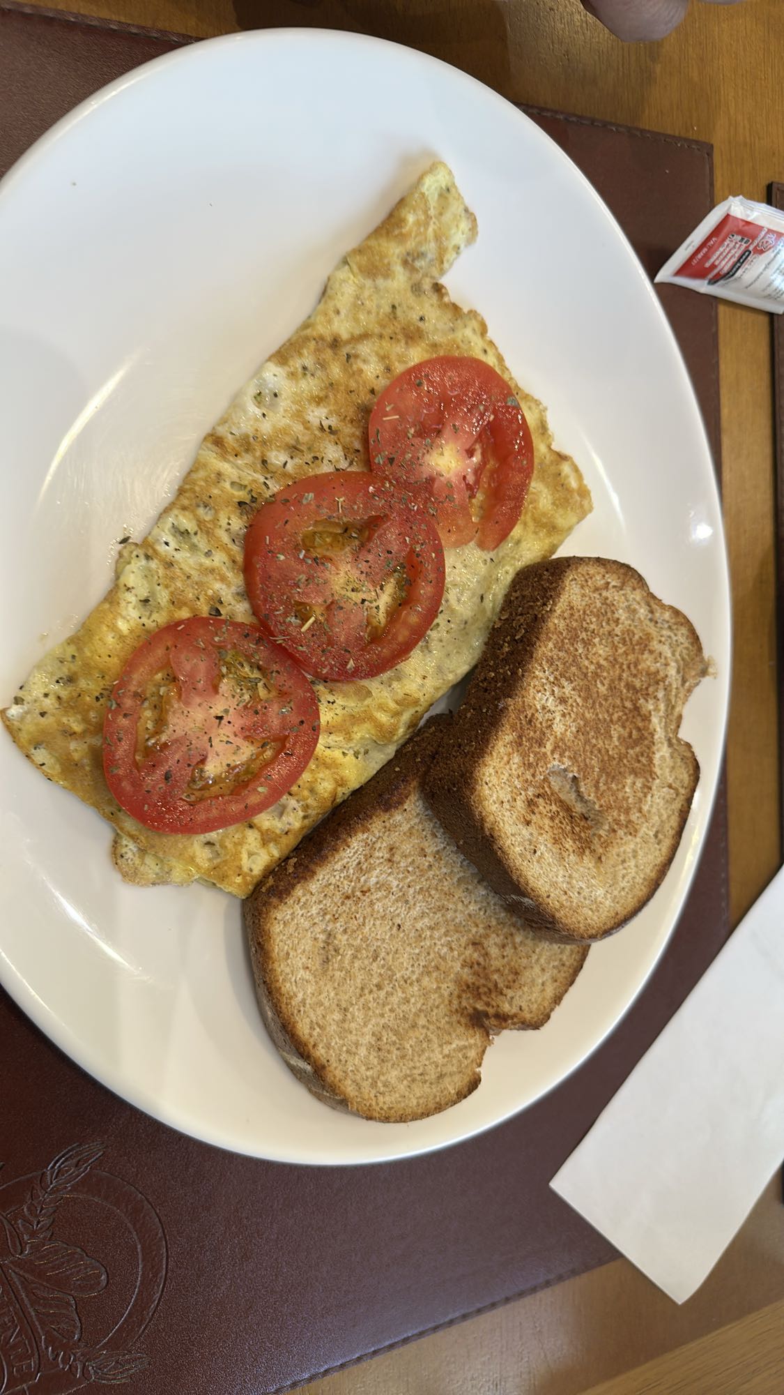 Omelete com torradas