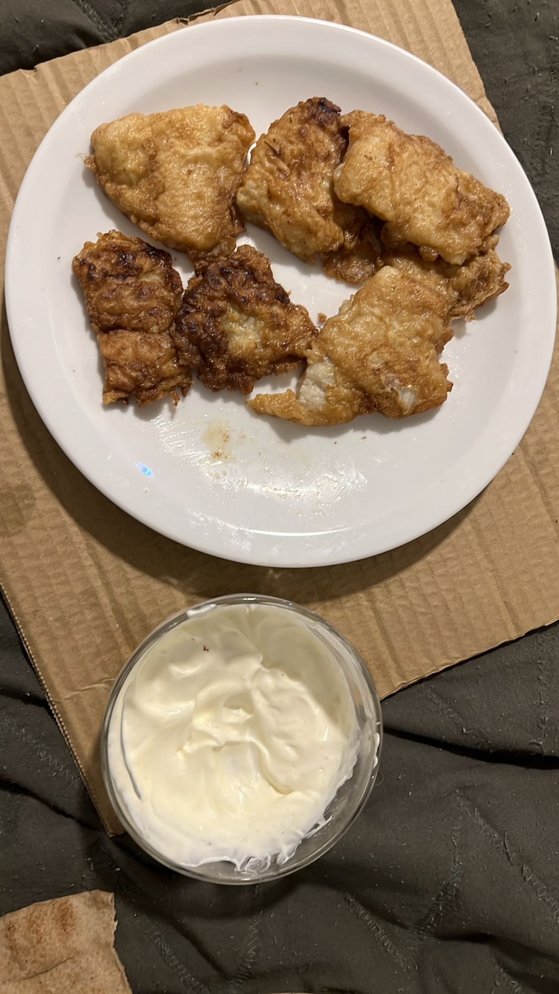 Friterad fisk med sås