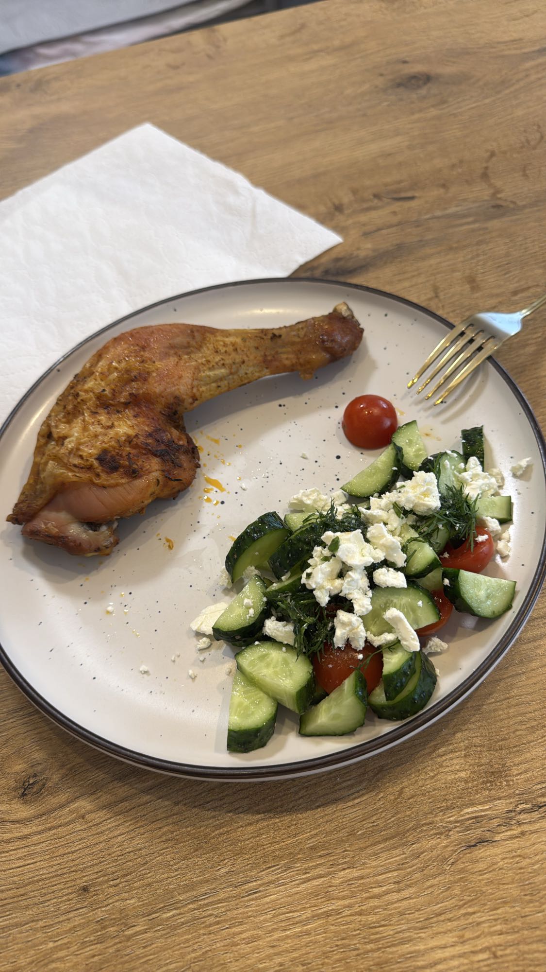 Курица с овощным салатом