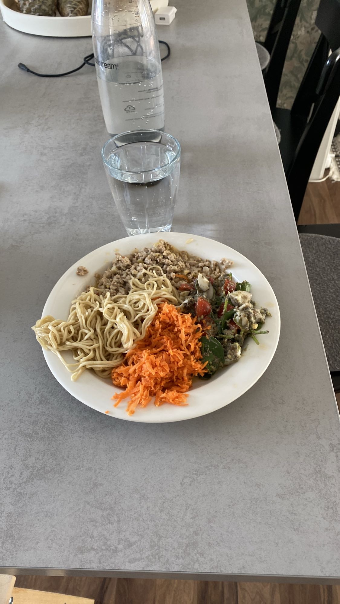 Kycklingfärs med äggnudlar och avocadoröra