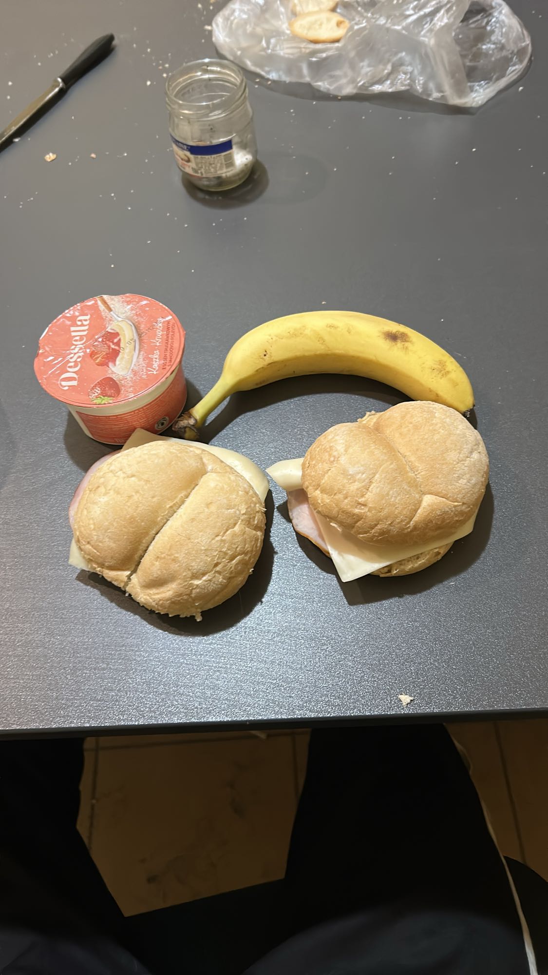 Bułki z serem i jogurt