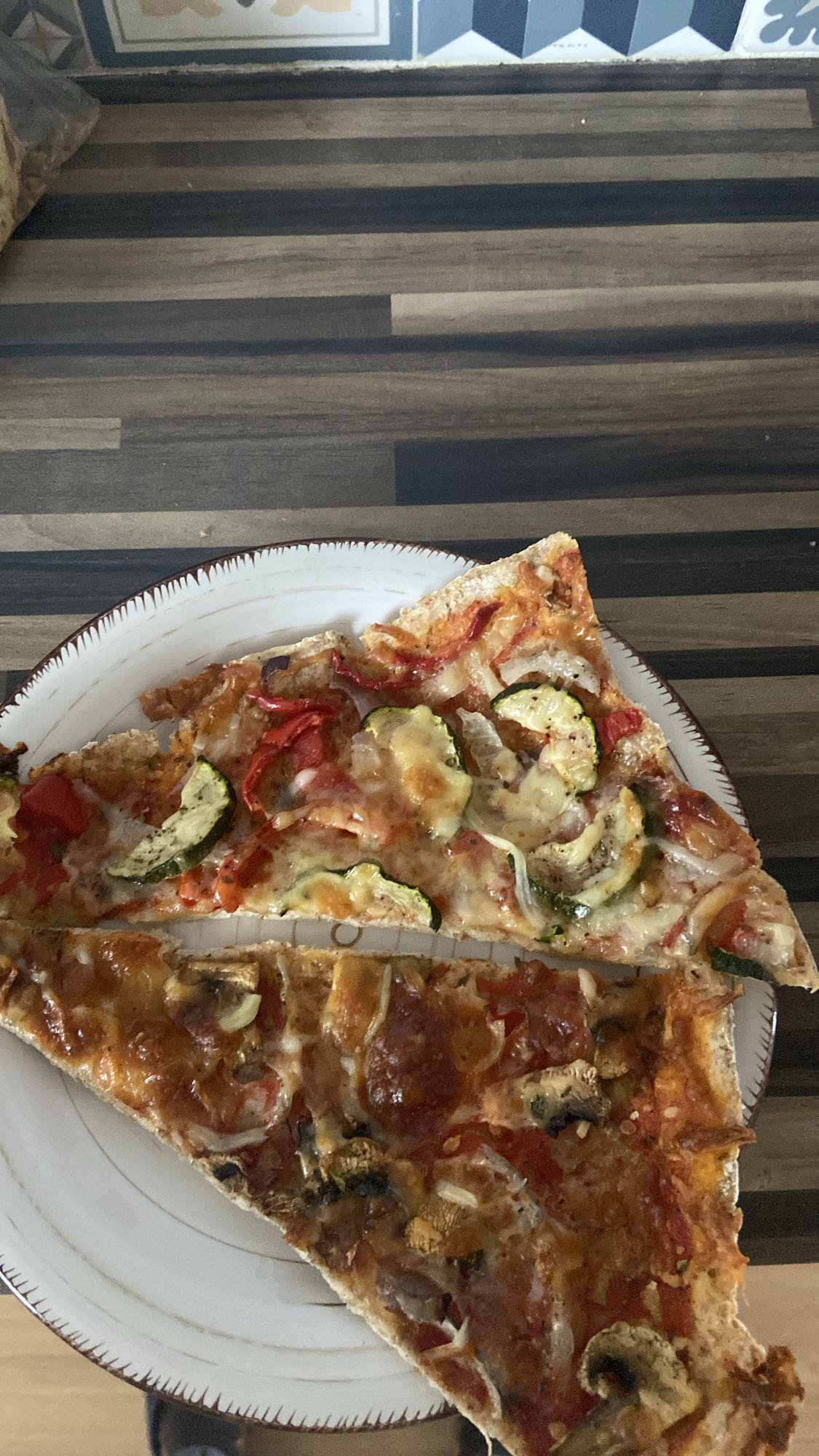 Pizza con vegetales y carne