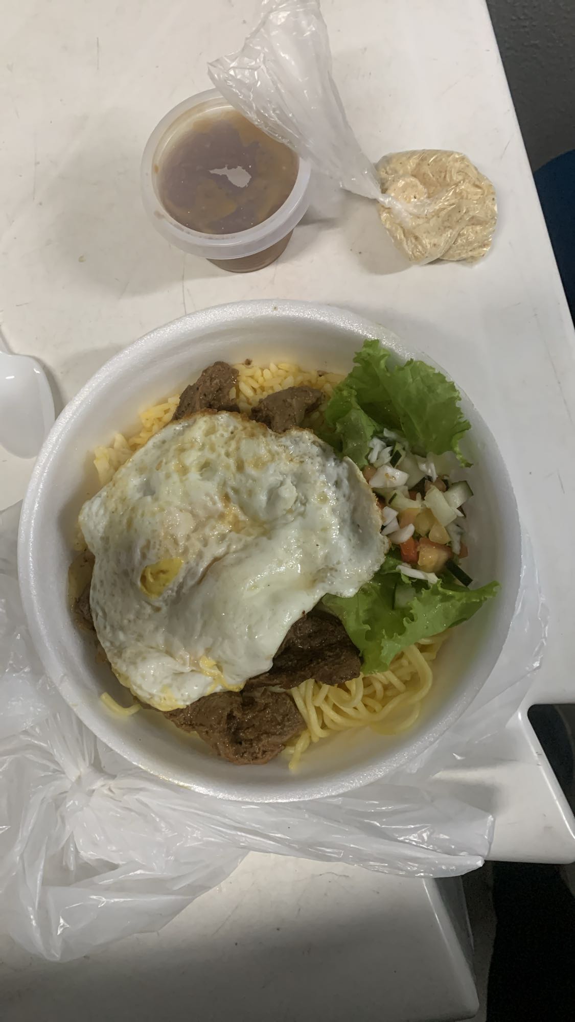 Macarrão com carne e ovo