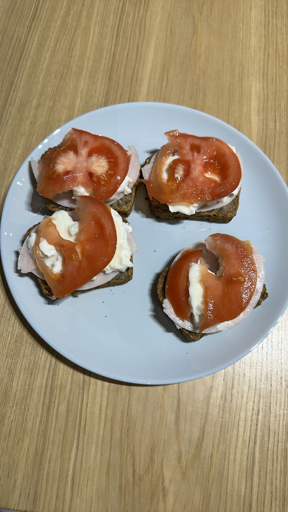 Kanapki z szynką i pomidorem