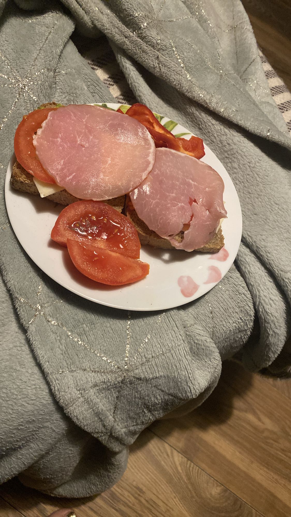 Kanapki z szynką i pomidorem