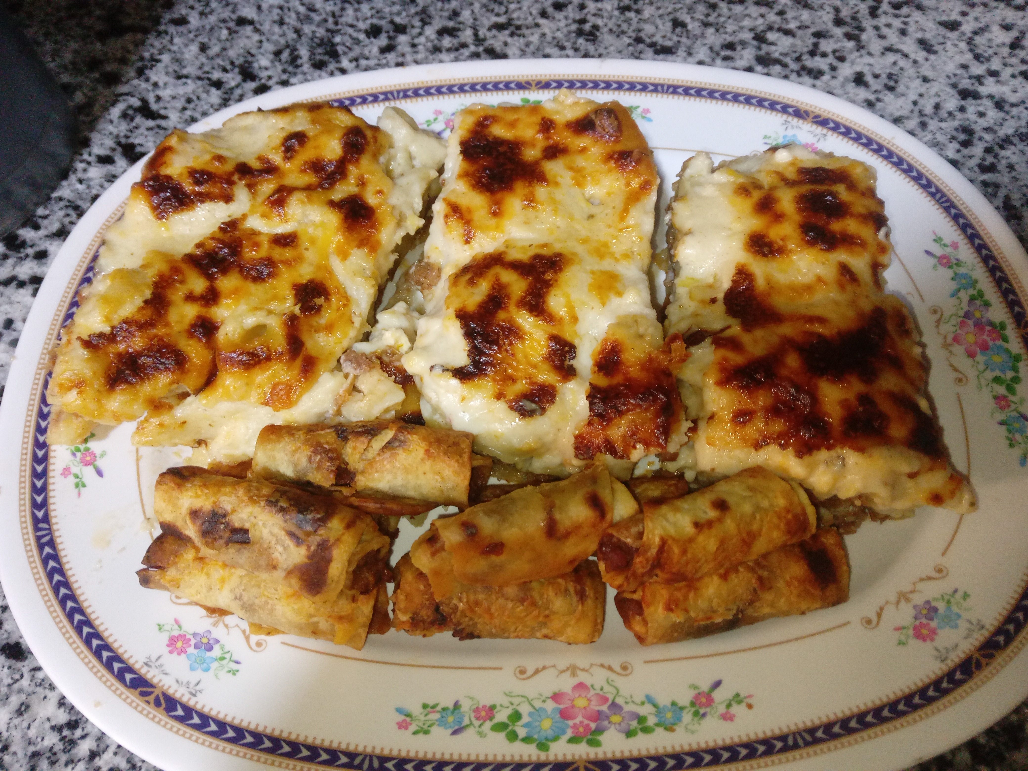 Cheesy pasta and rolls