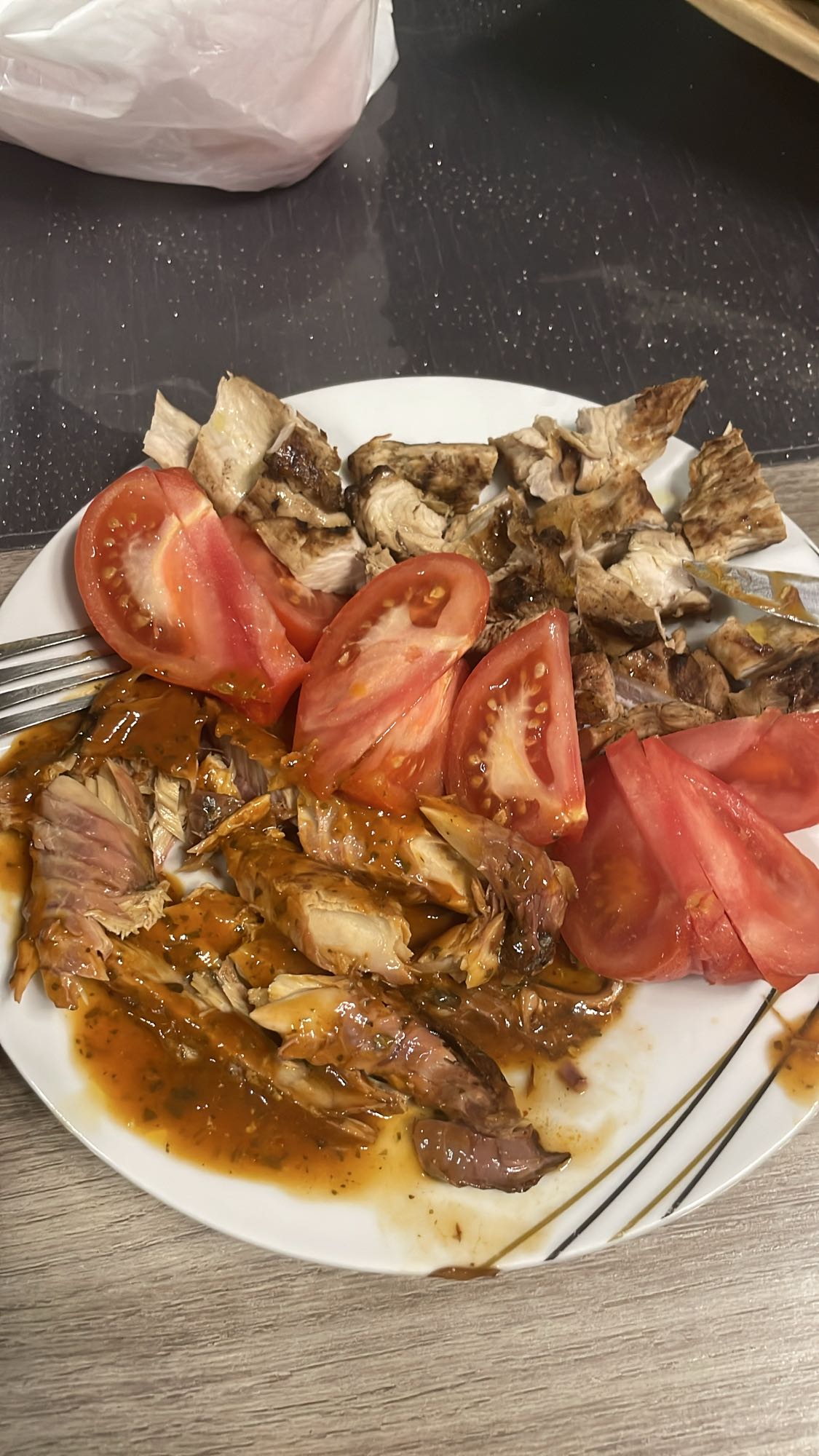 Poulet, poisson et tomates