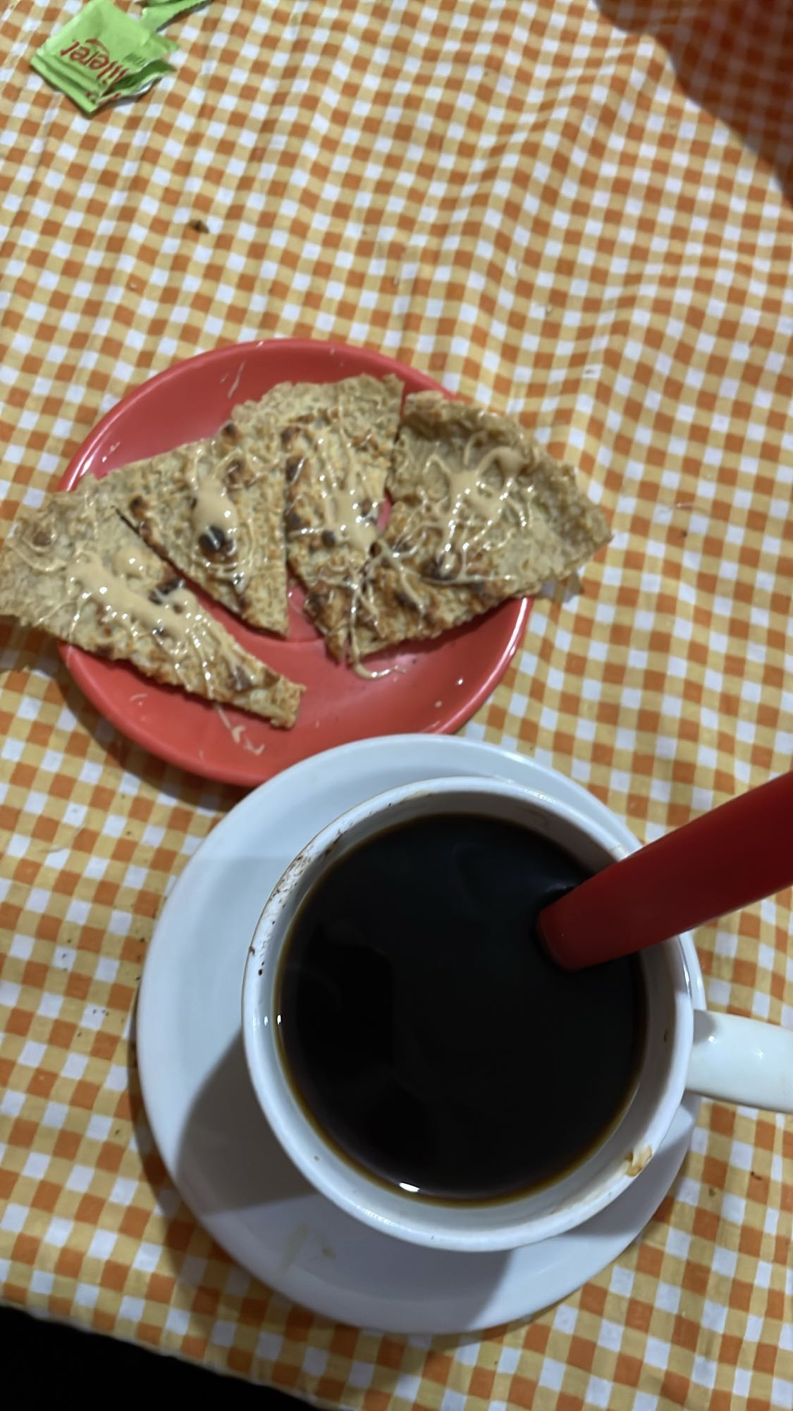 Café con media tortilla de avena y 1/4 pasta de maní natural