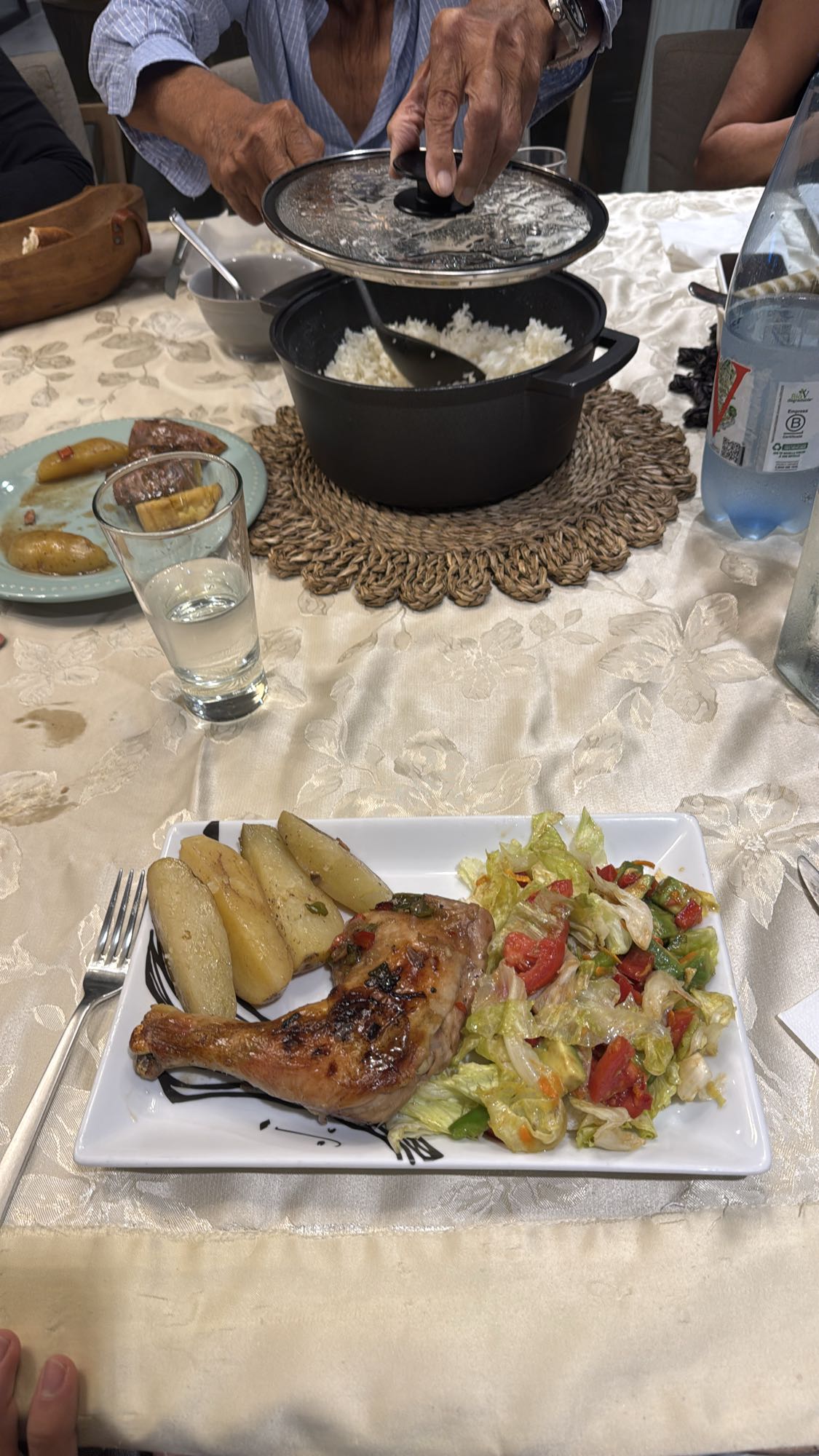 Pollo con papas y ensalada
