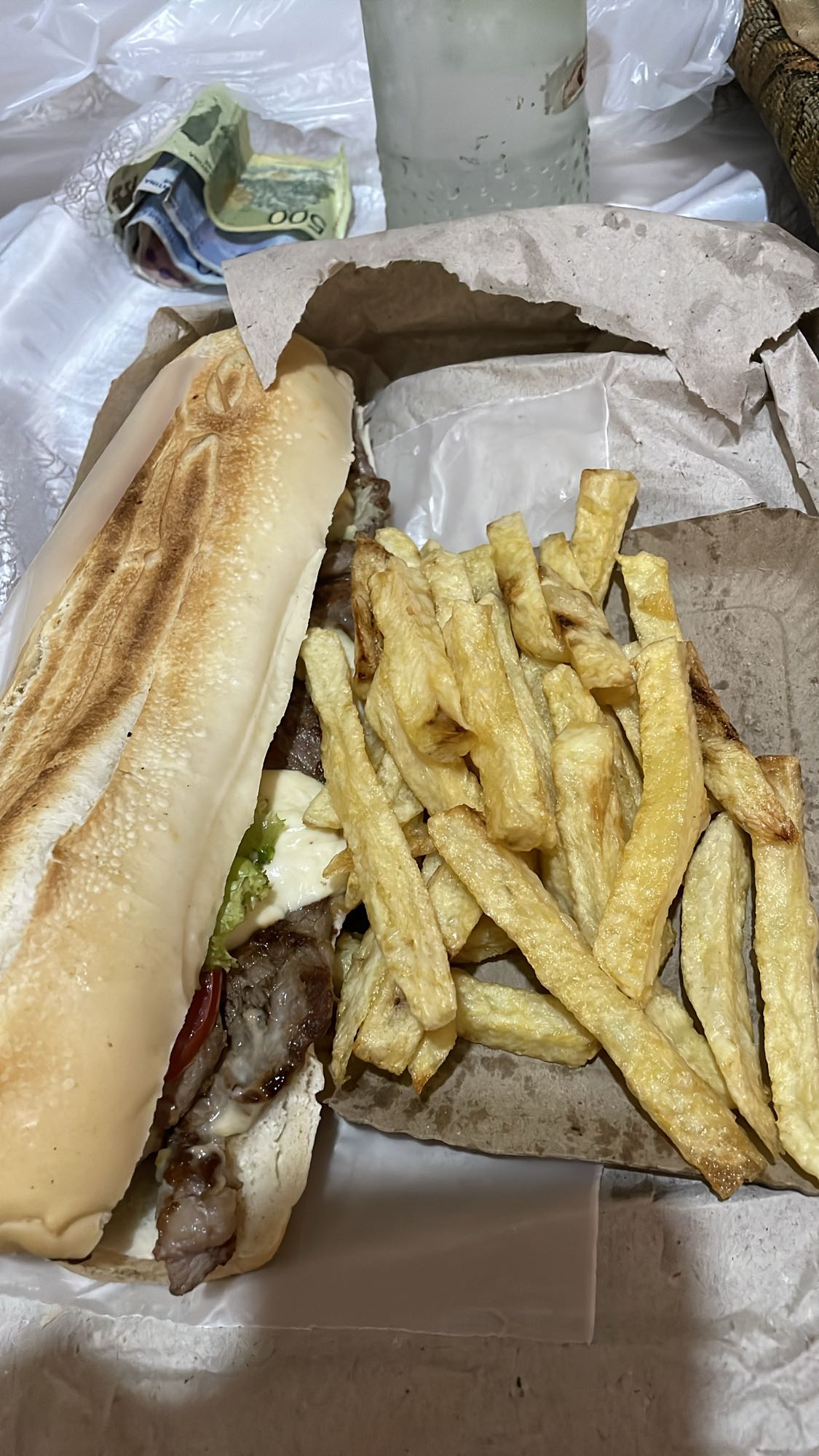Sándwich con papas fritas