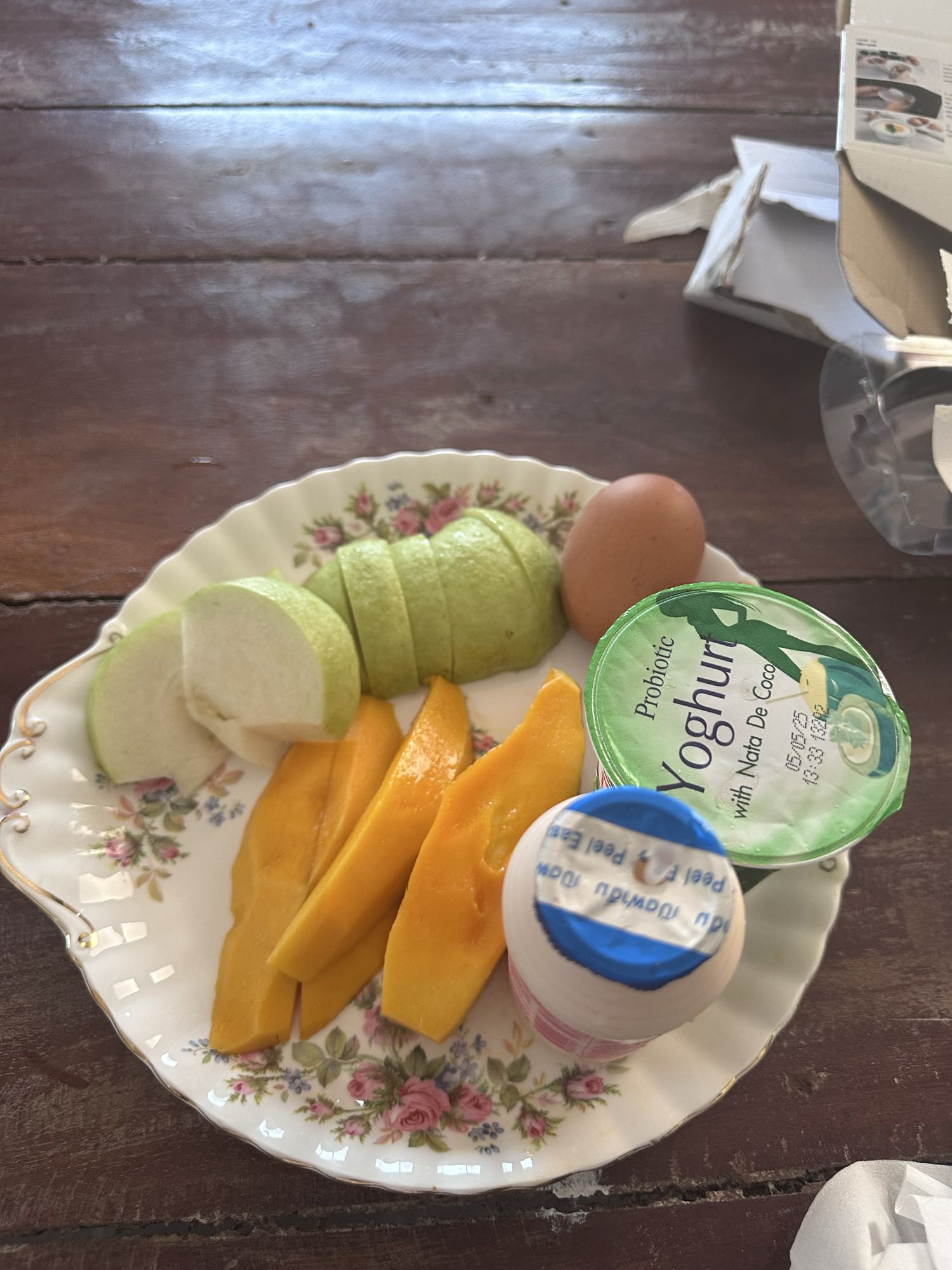 Frutas con yogur y huevo