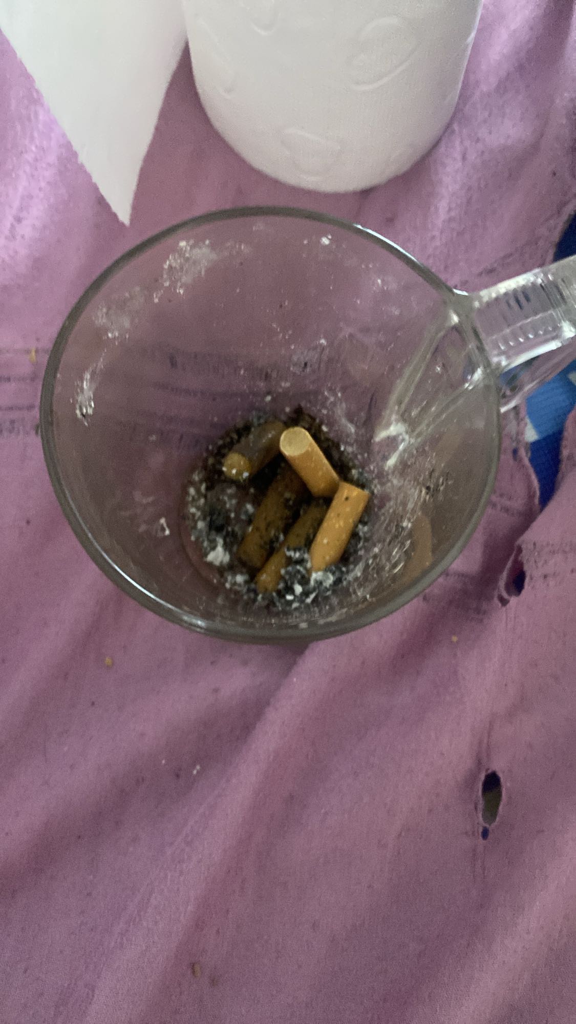 كوب أعقاب سجائر