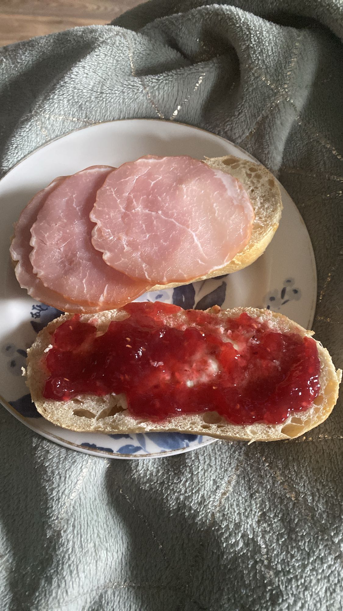 Bułka z szynką i dżemem
