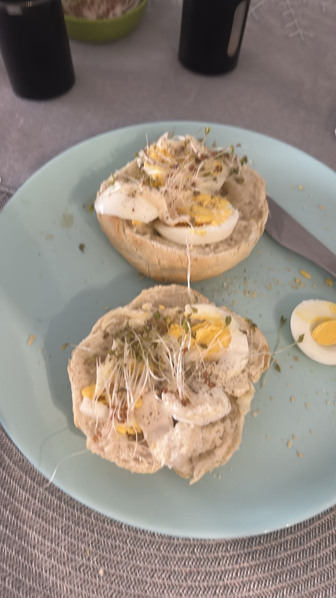 Bułka z jajkiem i kiełkami