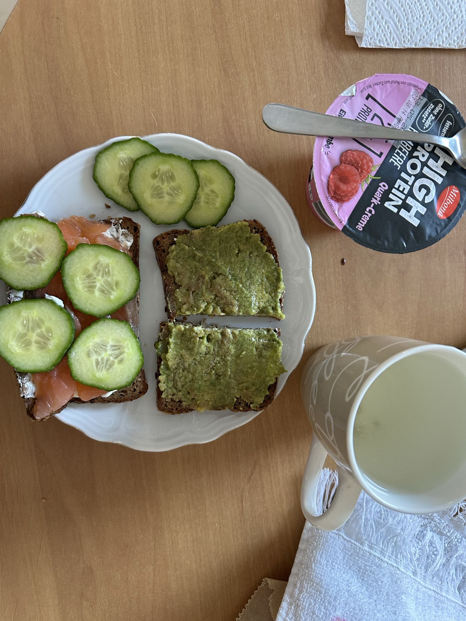 Завтрак с тостами и йогуртом