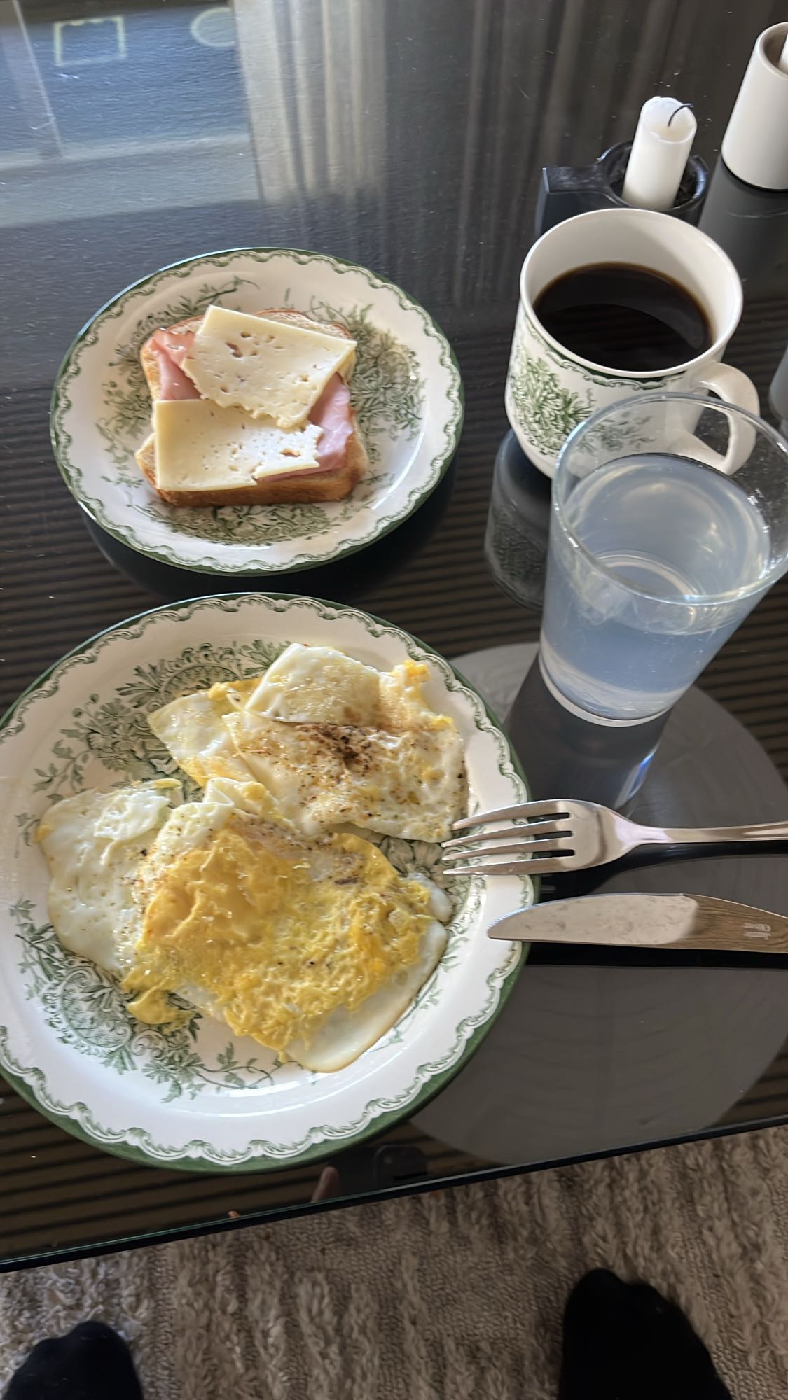 Ägg och smörgåsfrukost