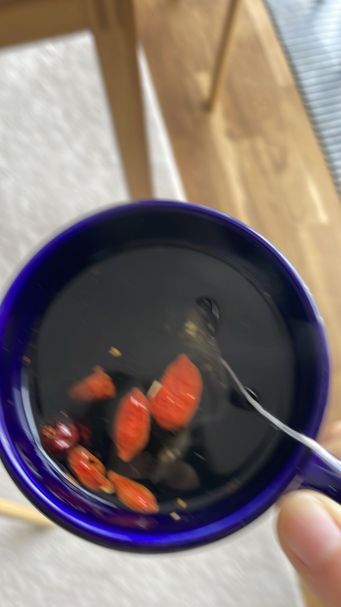 Herbata matcha z jagodami goji, śliwkami suszonymi i rodzynkami