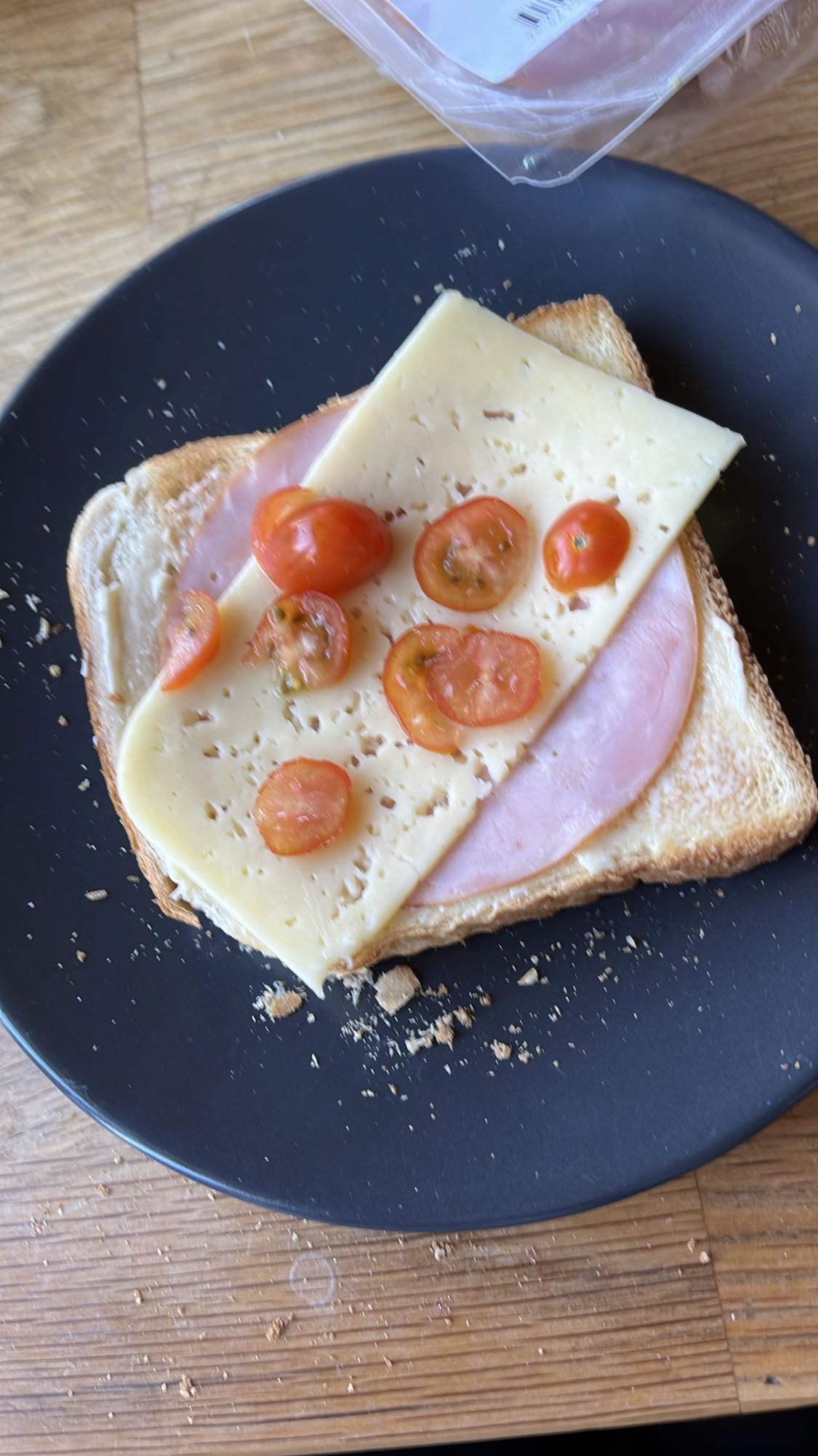 Ost och skinksmörgås