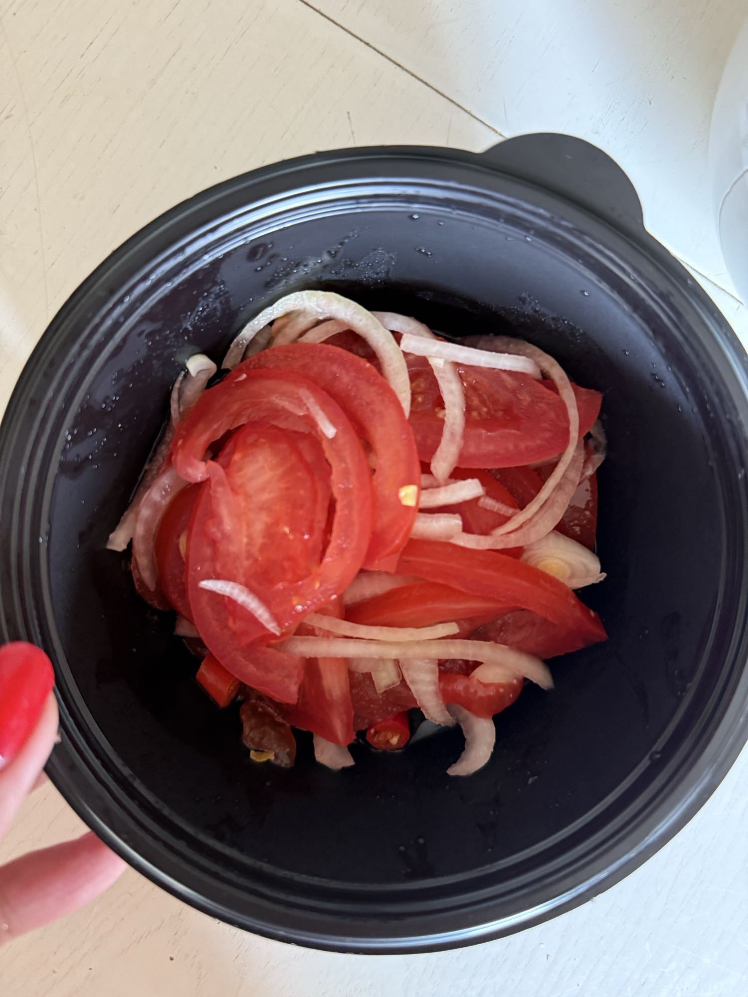 Салат с помидорами и луком