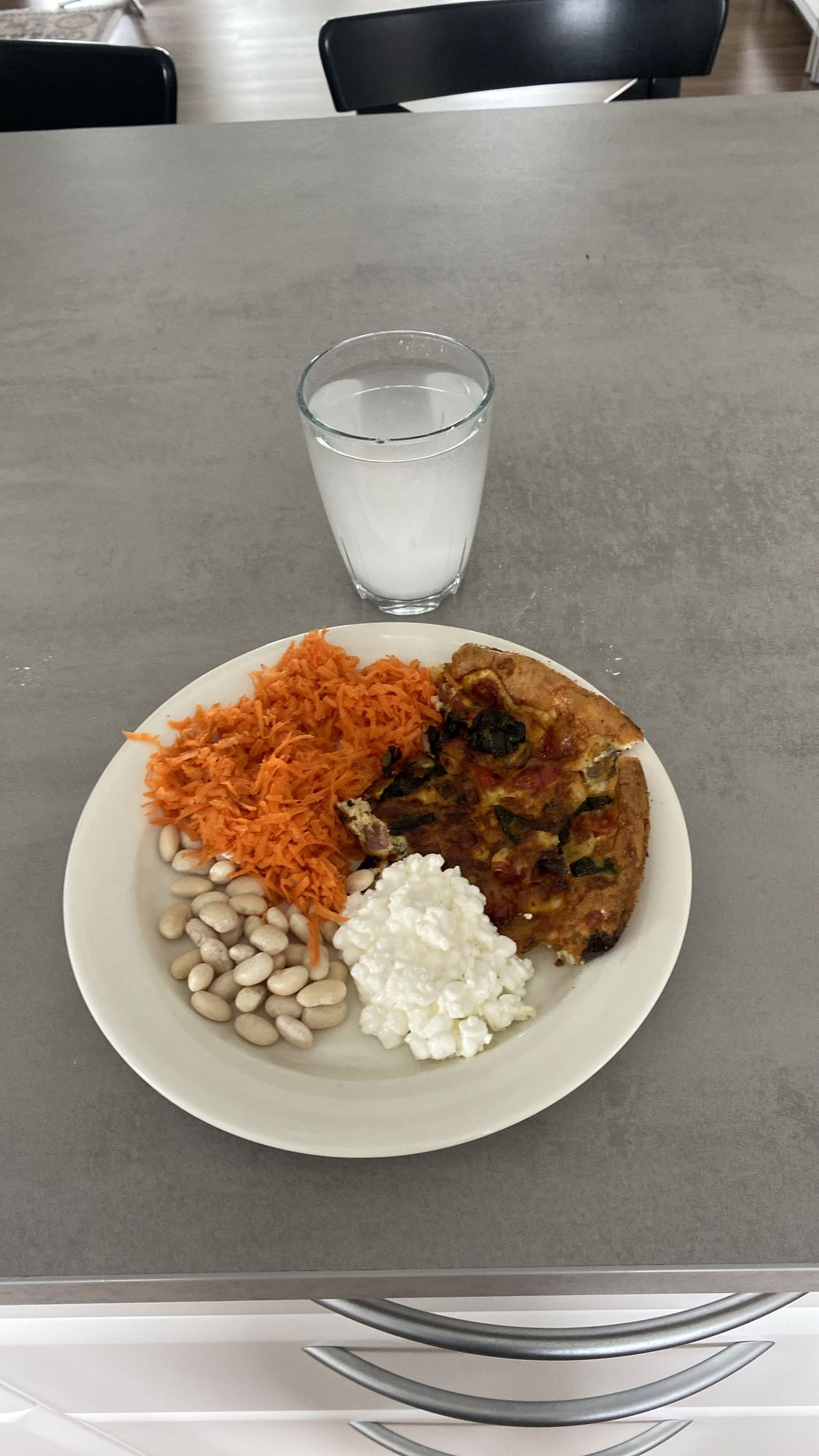 Omelett med tomat, picnicbog, spenat, keso, bönor och morot