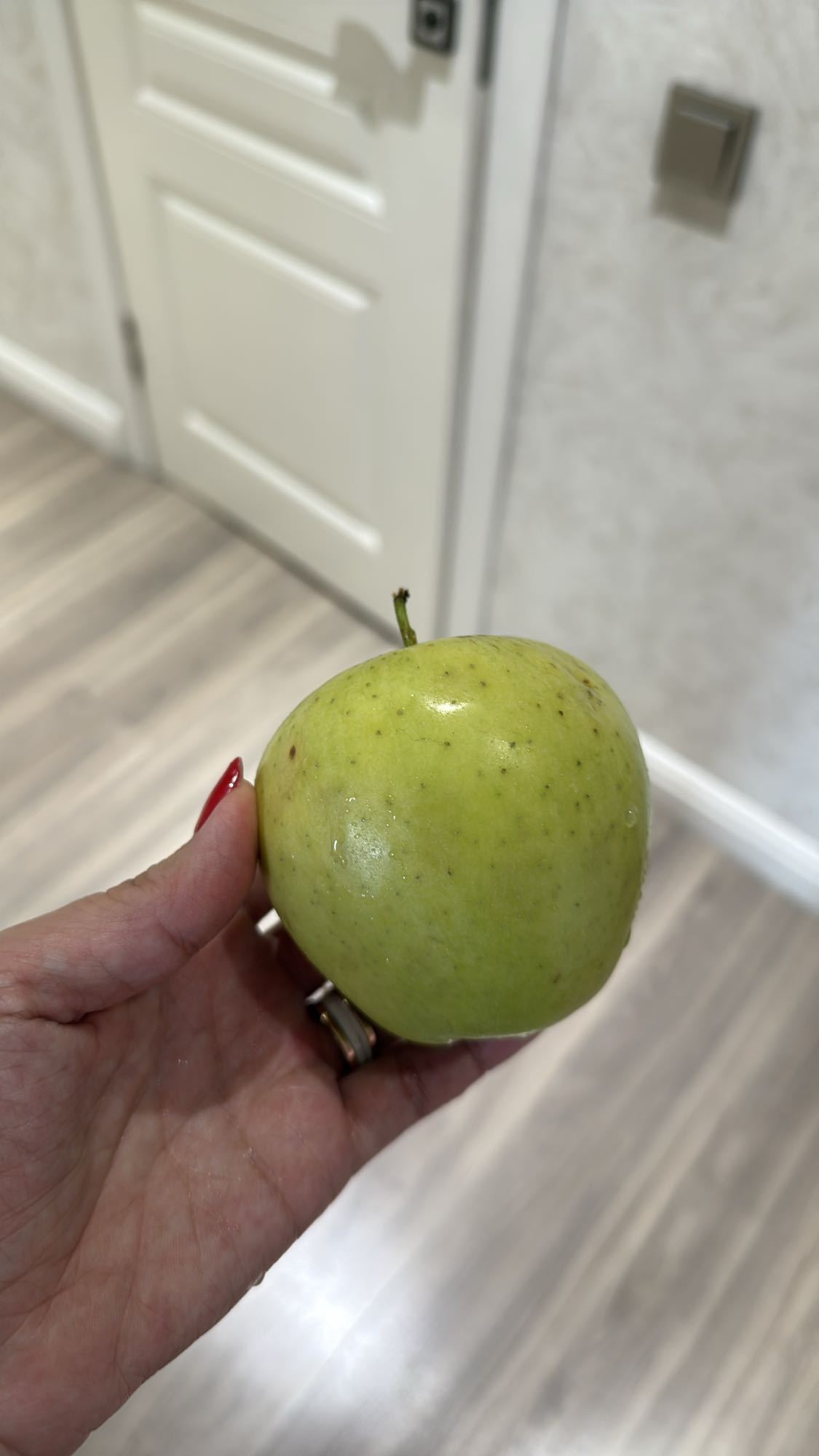 Зелёное яблоко