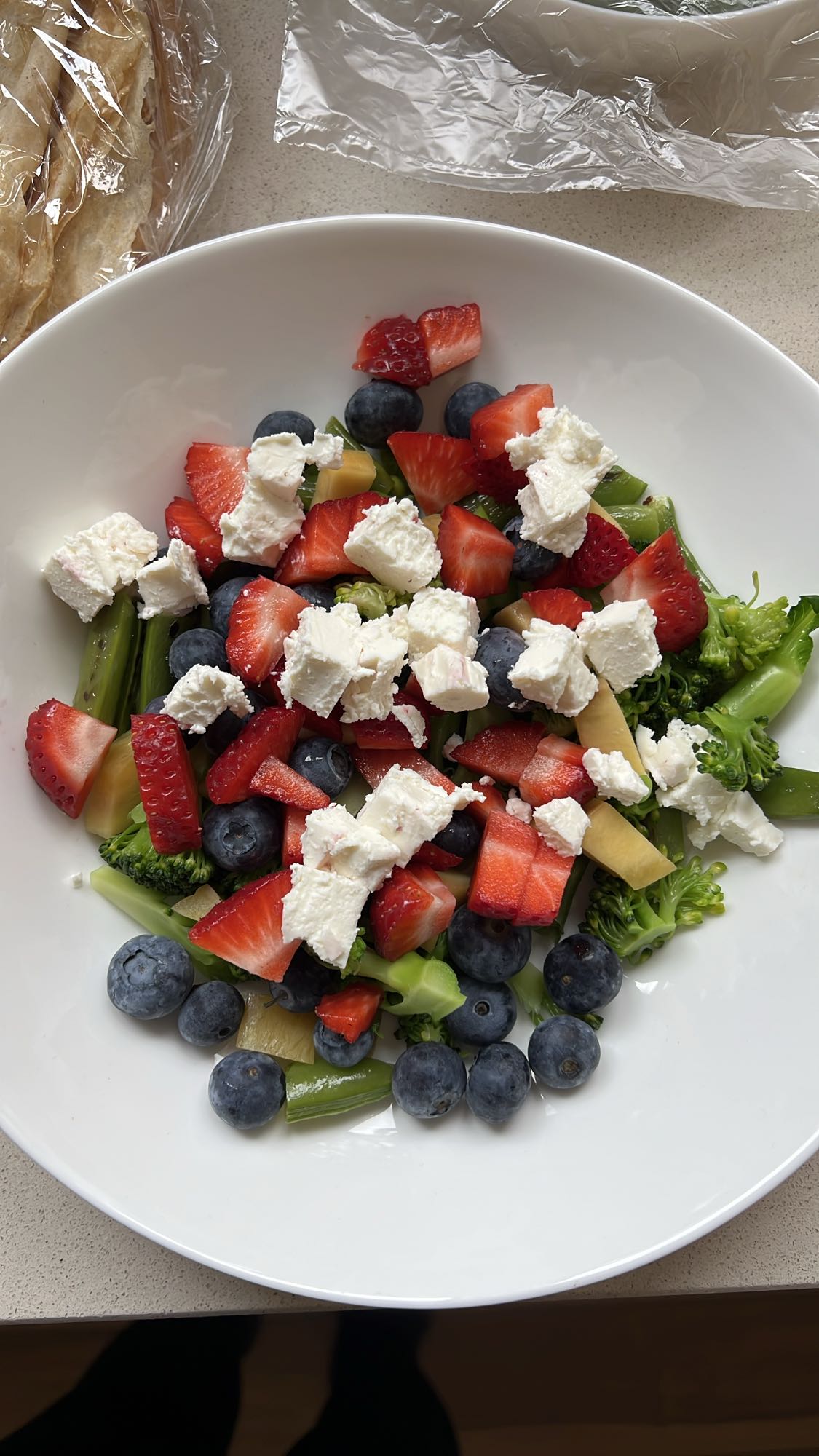 Sałatka z owocami i fetą