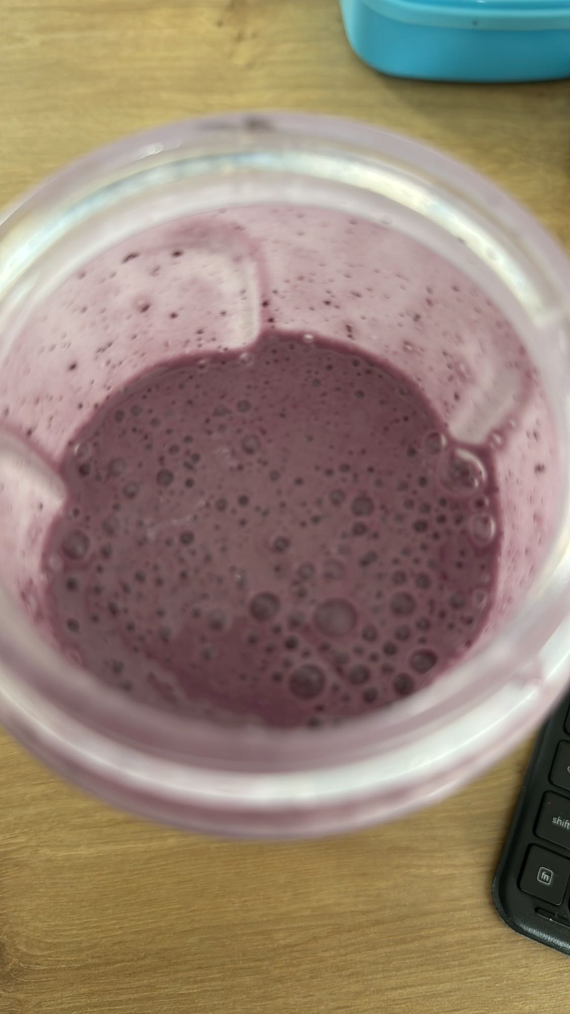 Odżywka białkowa z mlekiem, bananem i jagodami