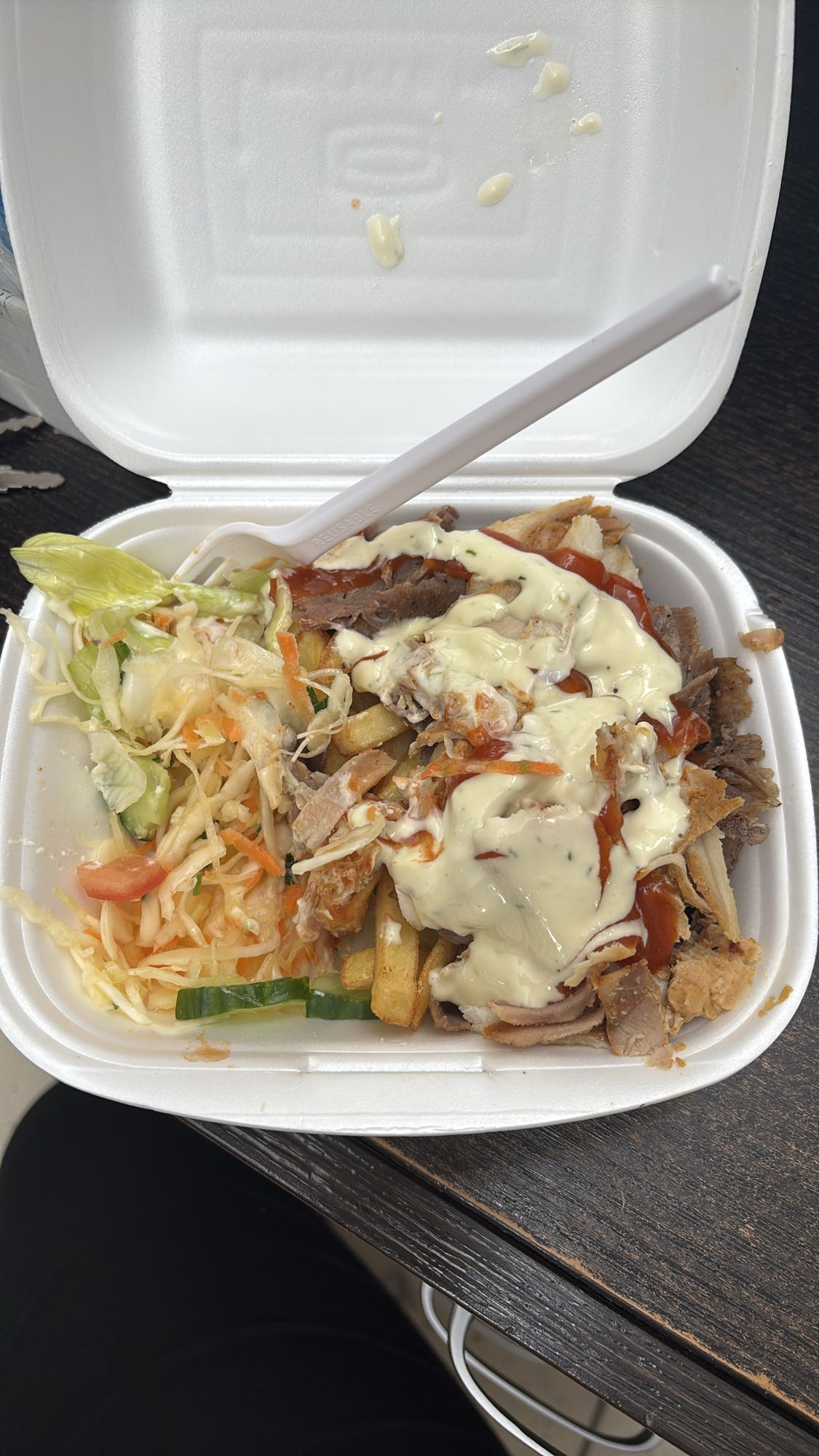 Kebab z frytkami i surówką