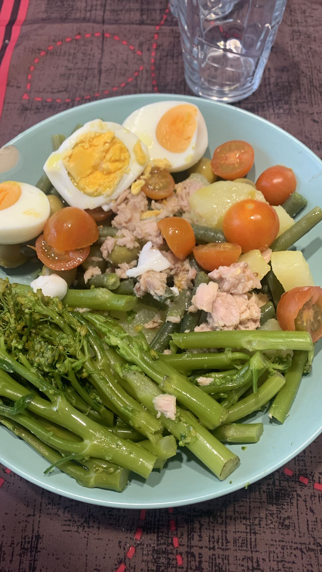 Ensalada con atún y huevo