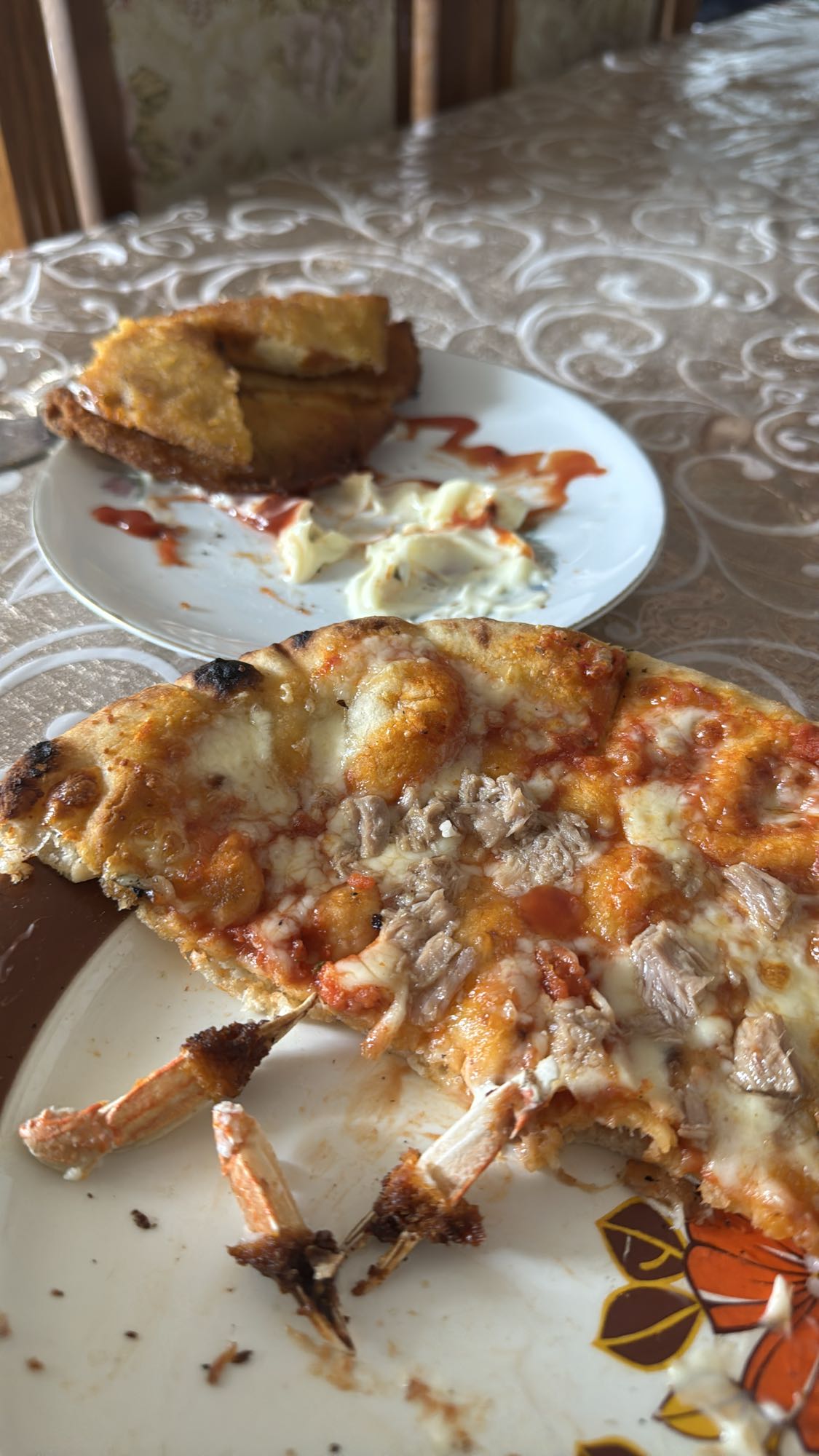 Pizza y pastel frito