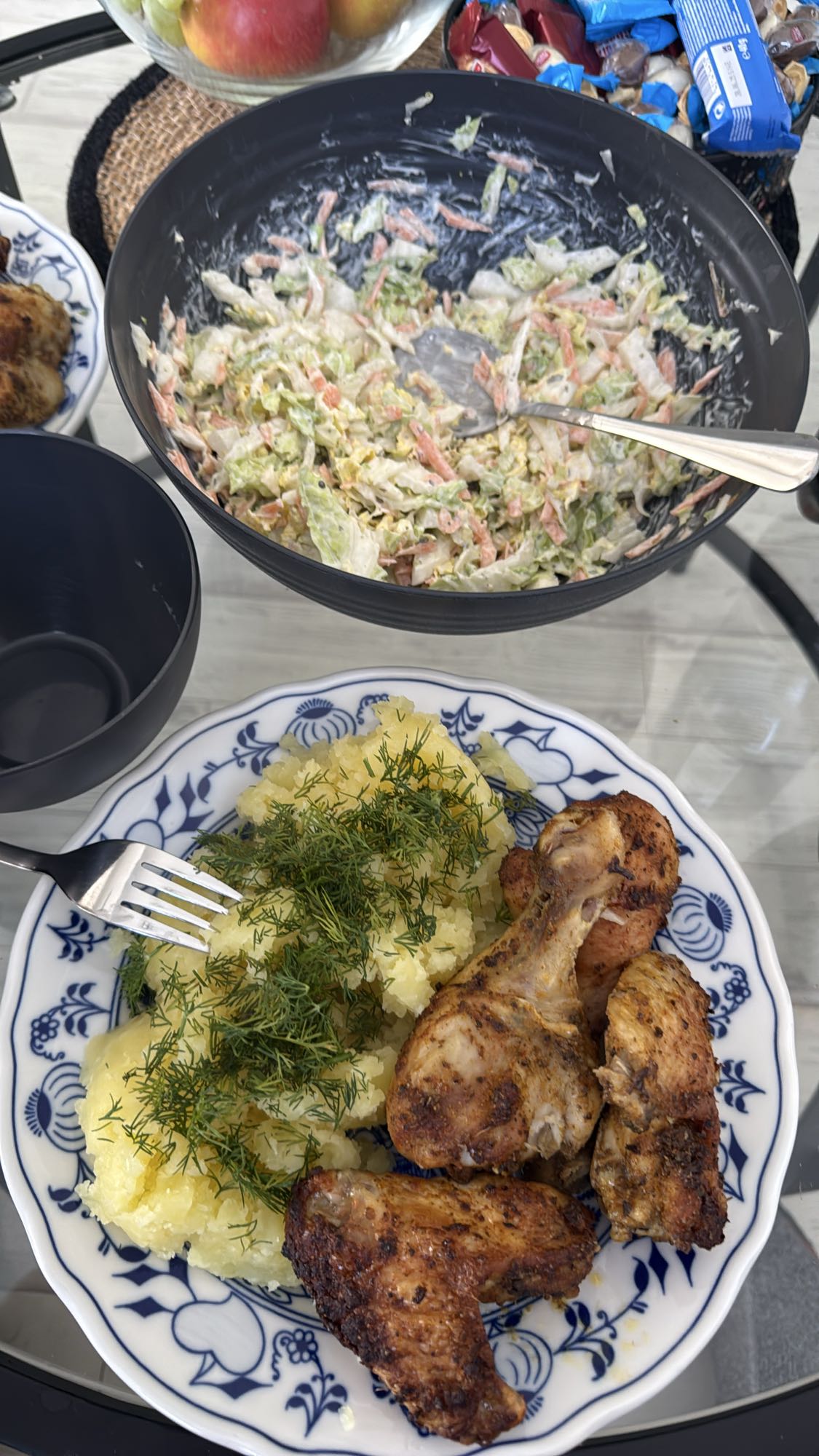 Kurczak z ziemniakami i sałatką