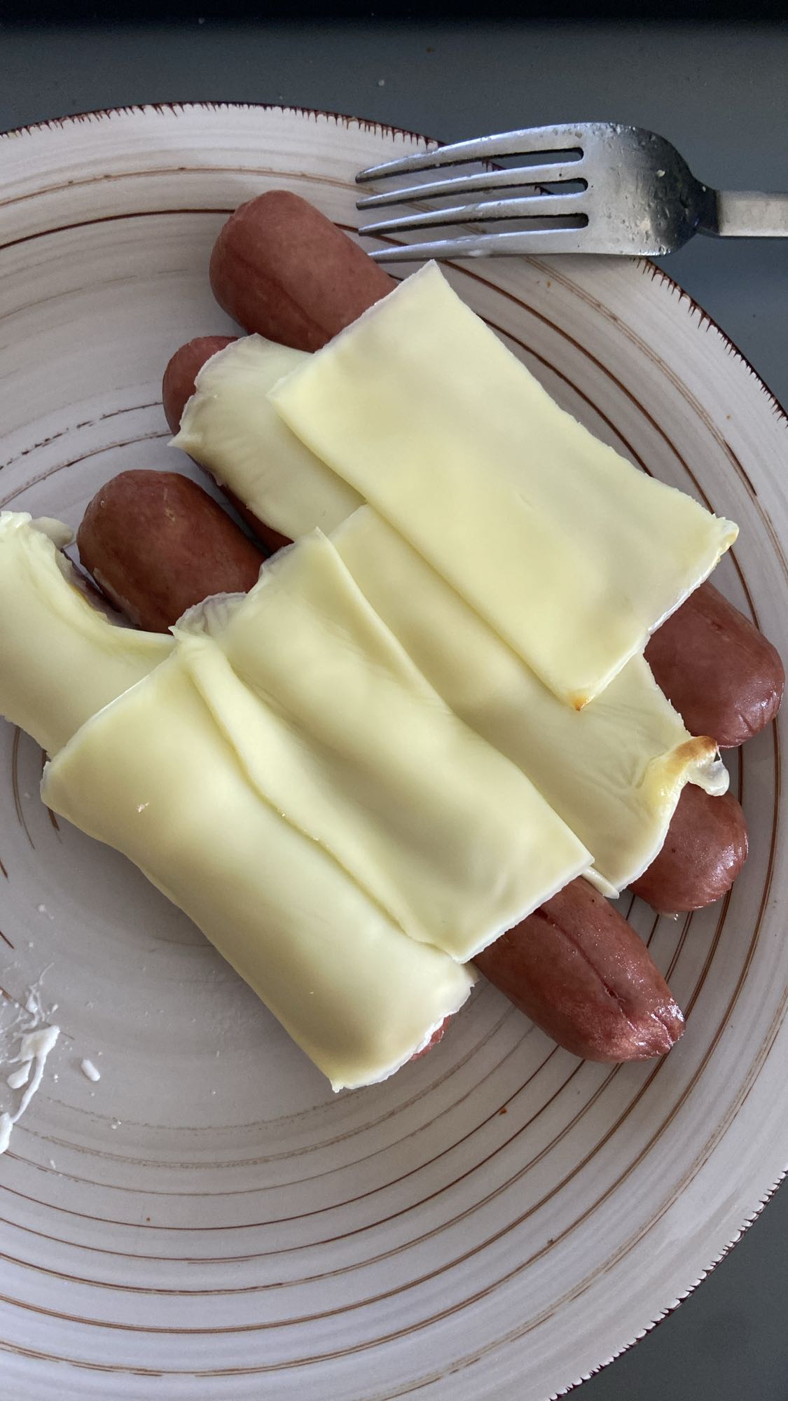 Salchichas con queso