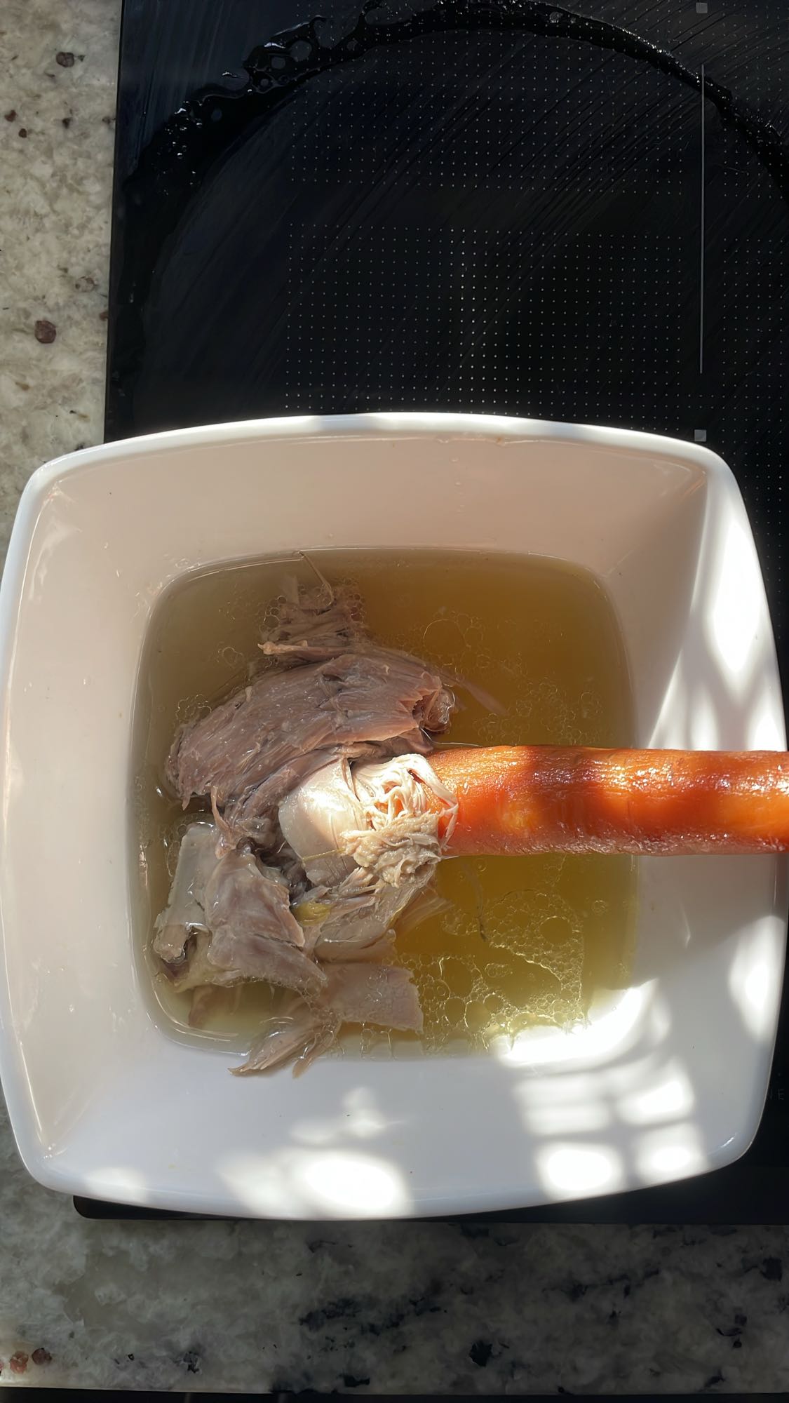 Rosół z mięsem kaczym i marchewką