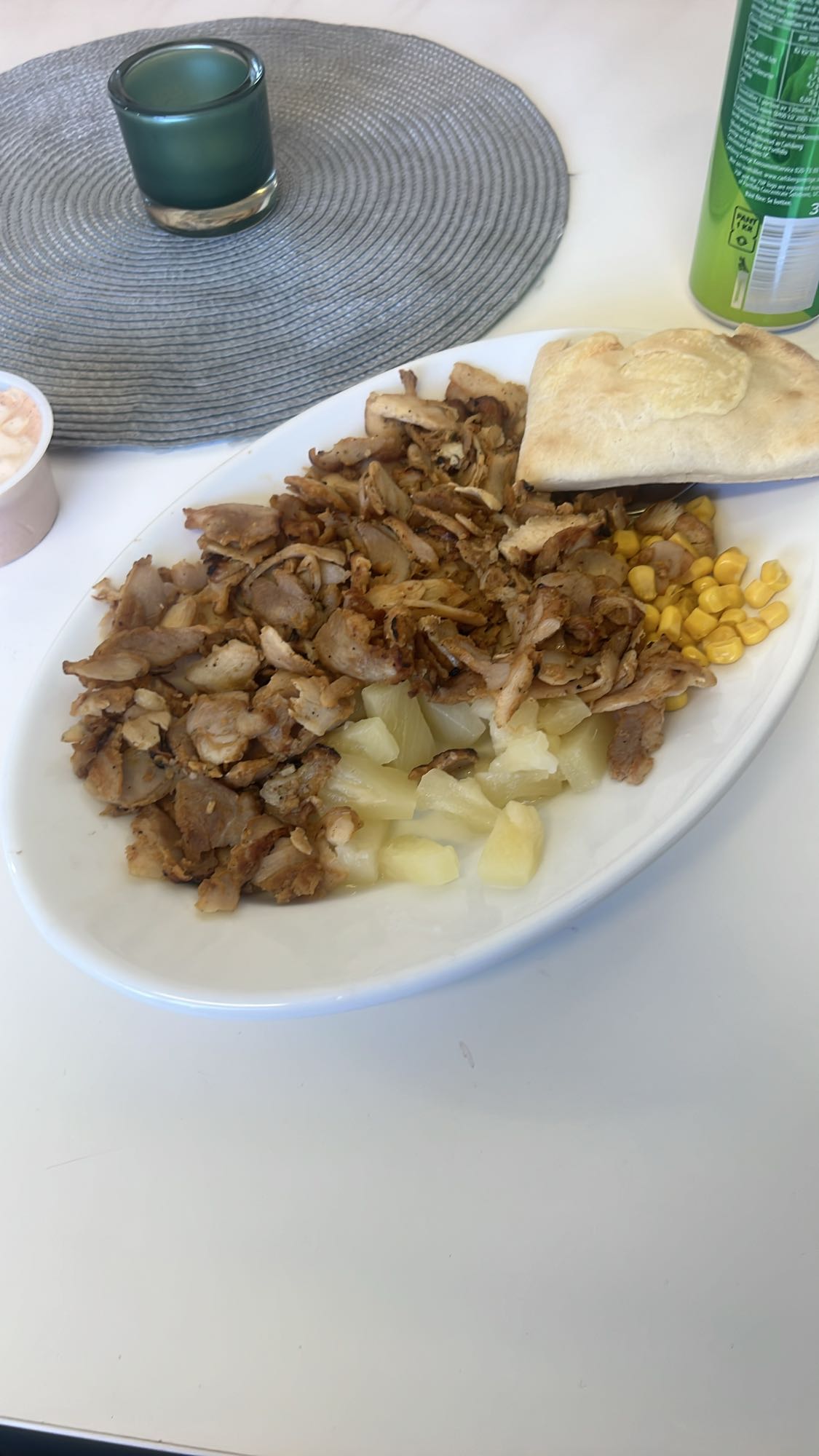 Kycklingtallrik med bröd