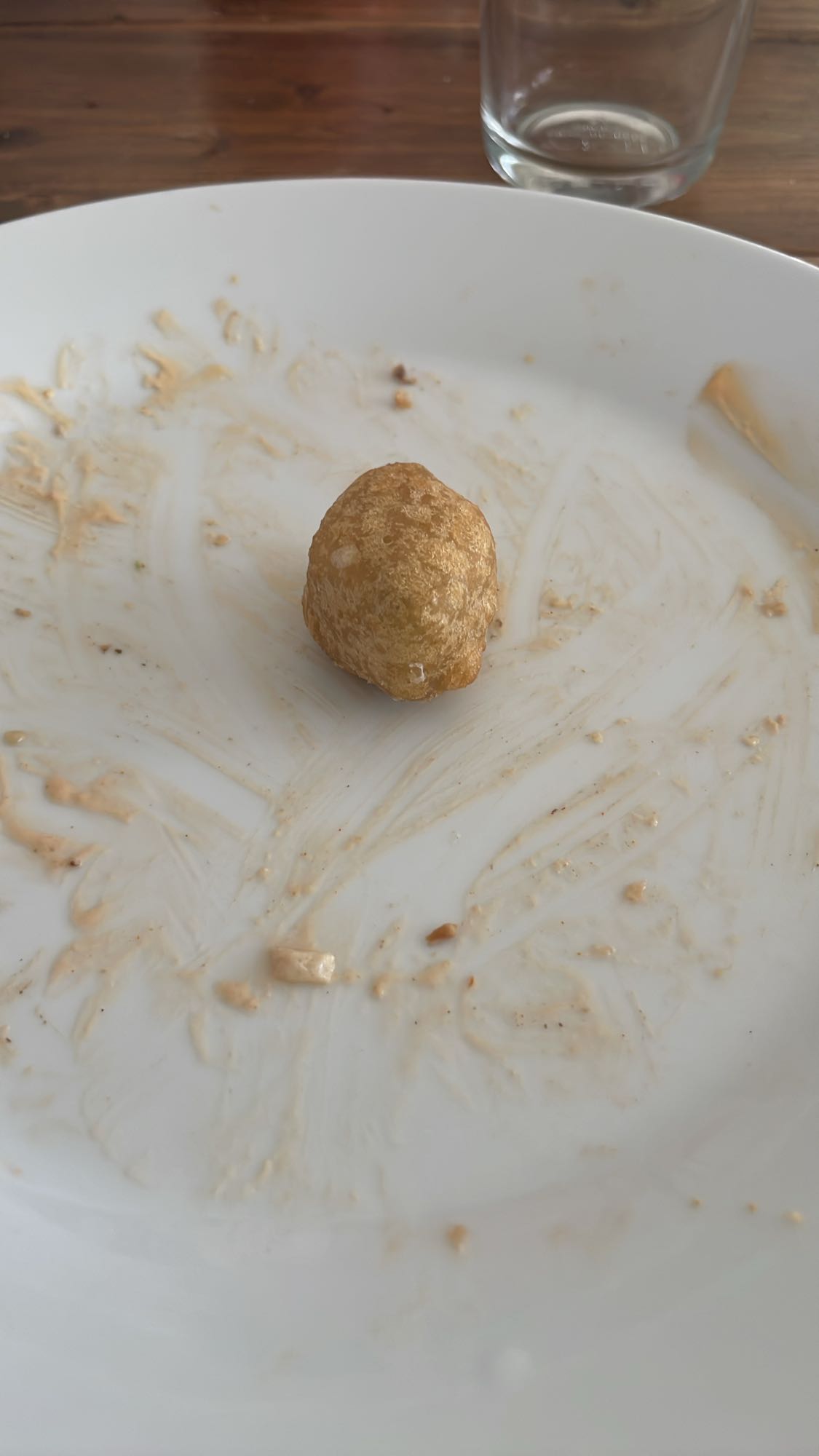 Friterad boll med sås