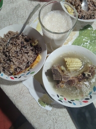 Arroz con frijoles y sopa