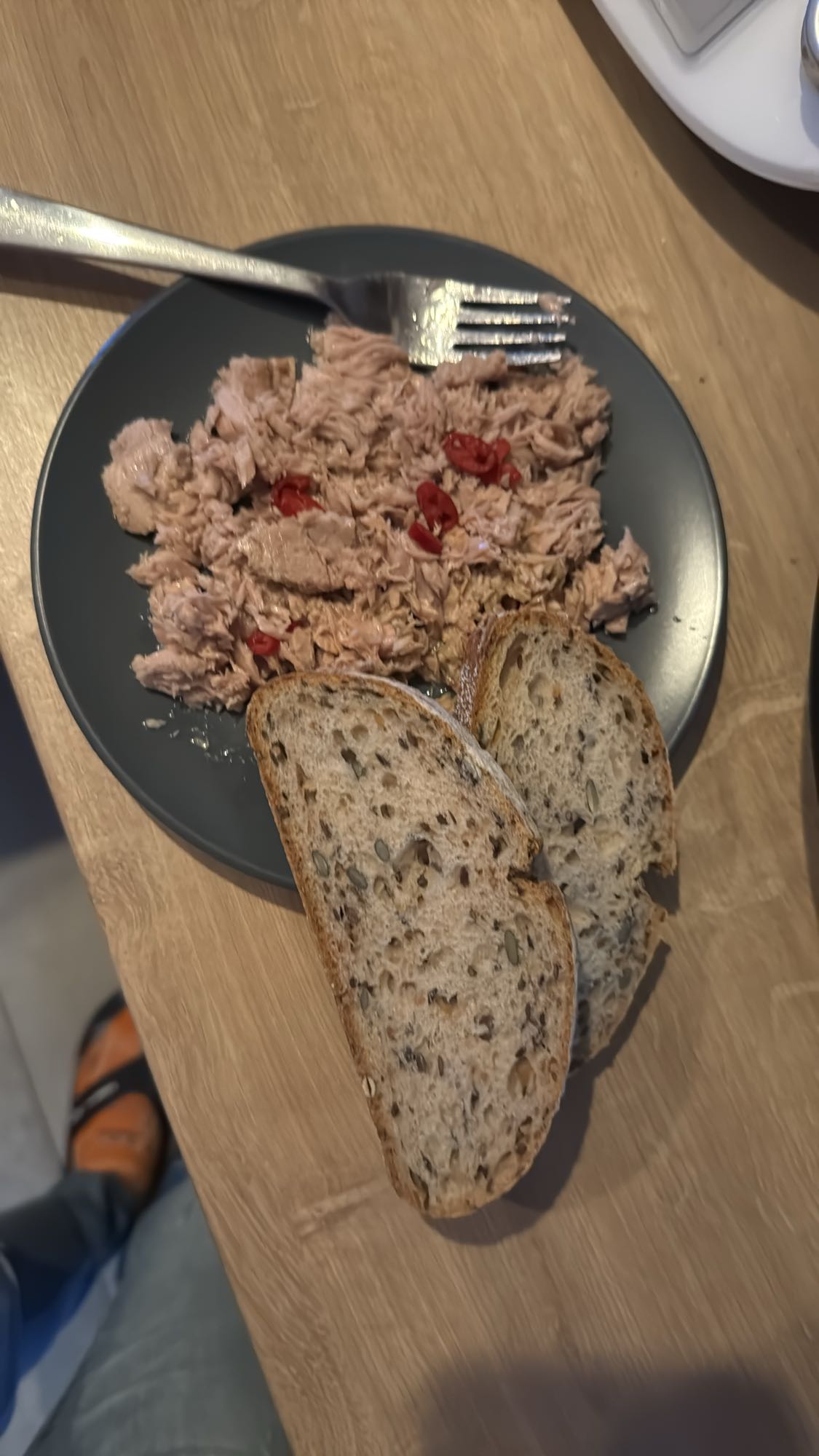 Tuńczyk z chlebem wysokobiałkowym