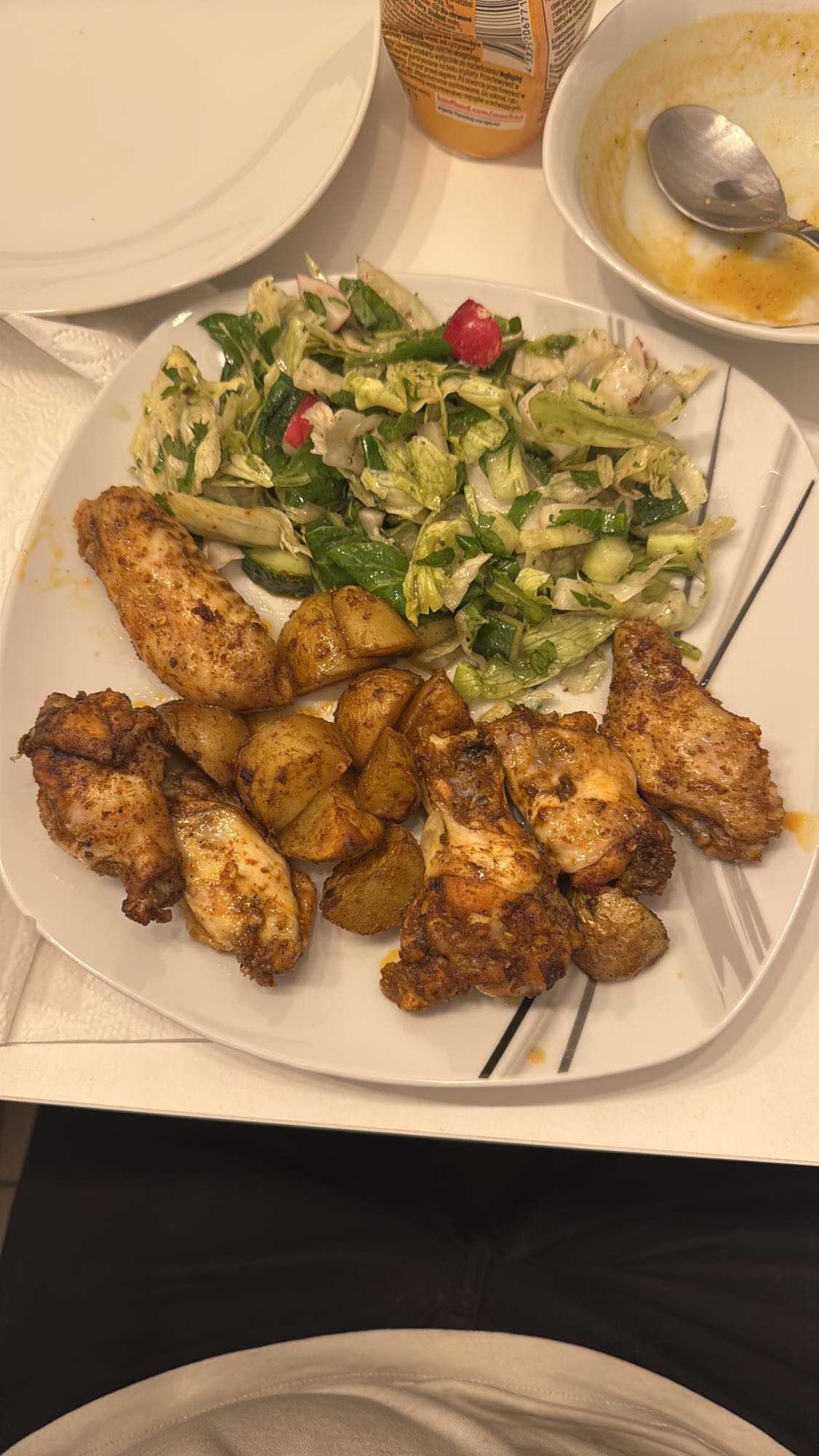 Hähnchenflügel mit Salat