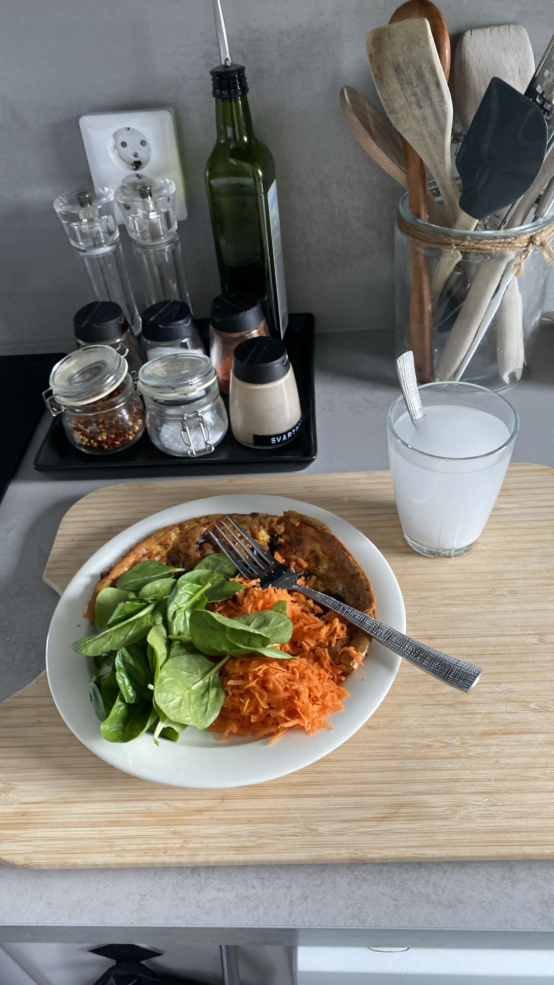 Omelett med spenat, svamp, tomat, keso och morötter