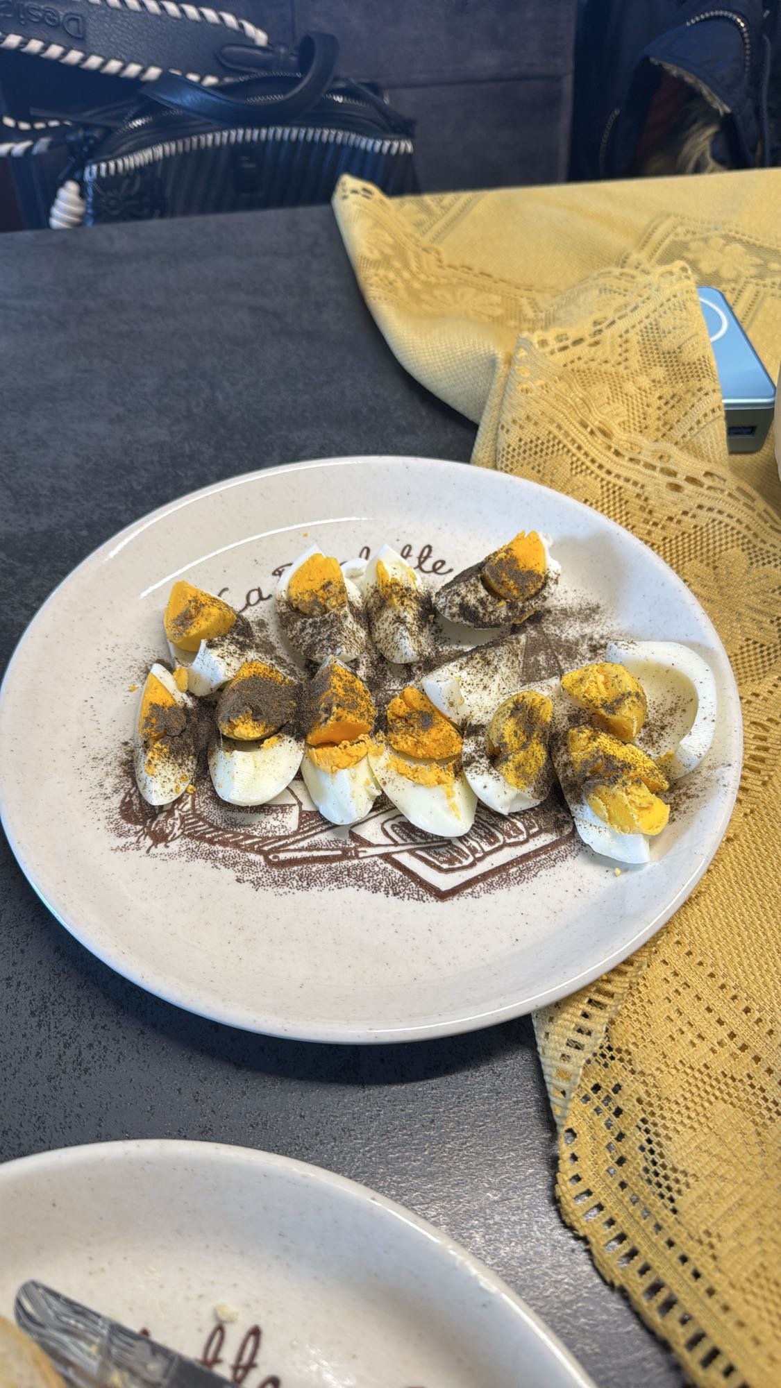 Huevos cocidos con especias