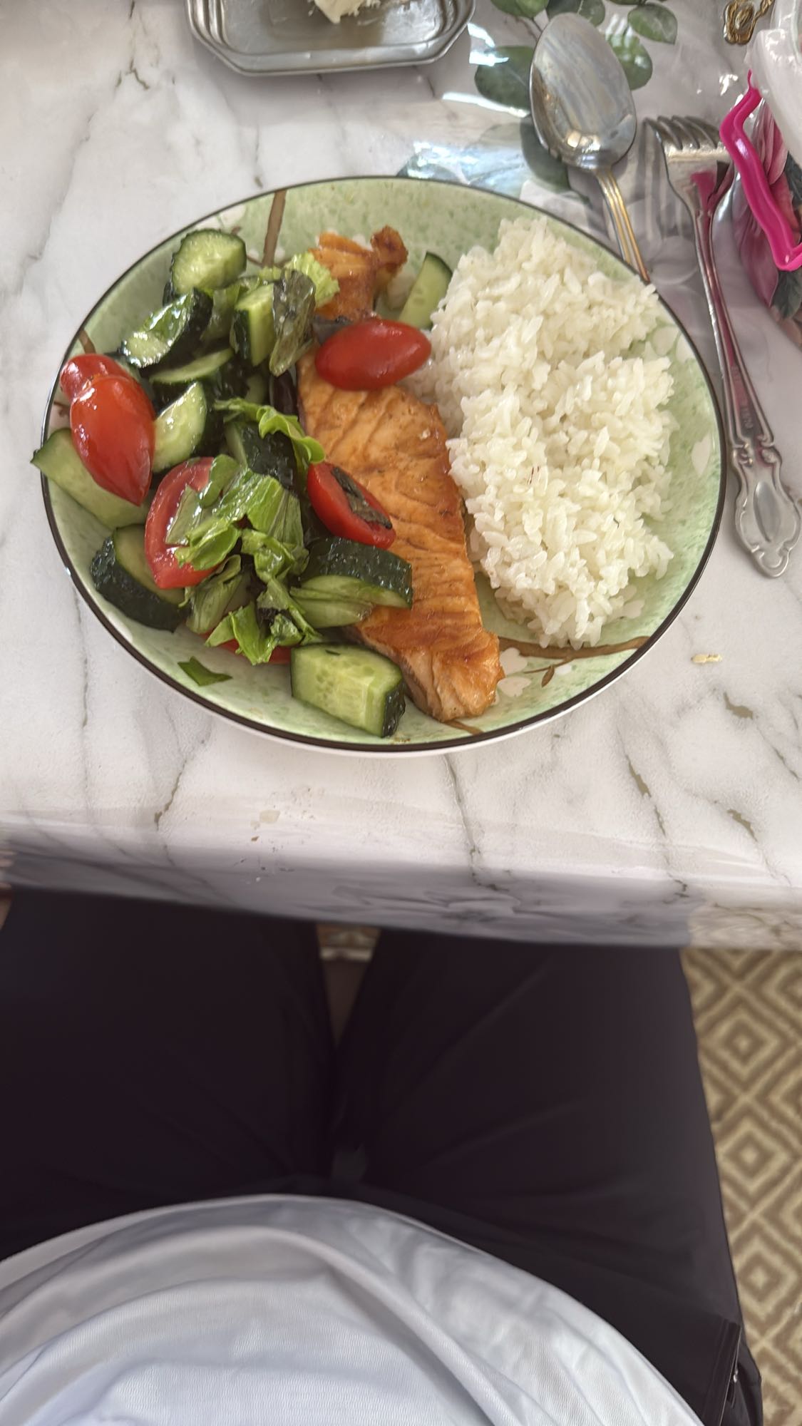 Лосось с рисом и салатом