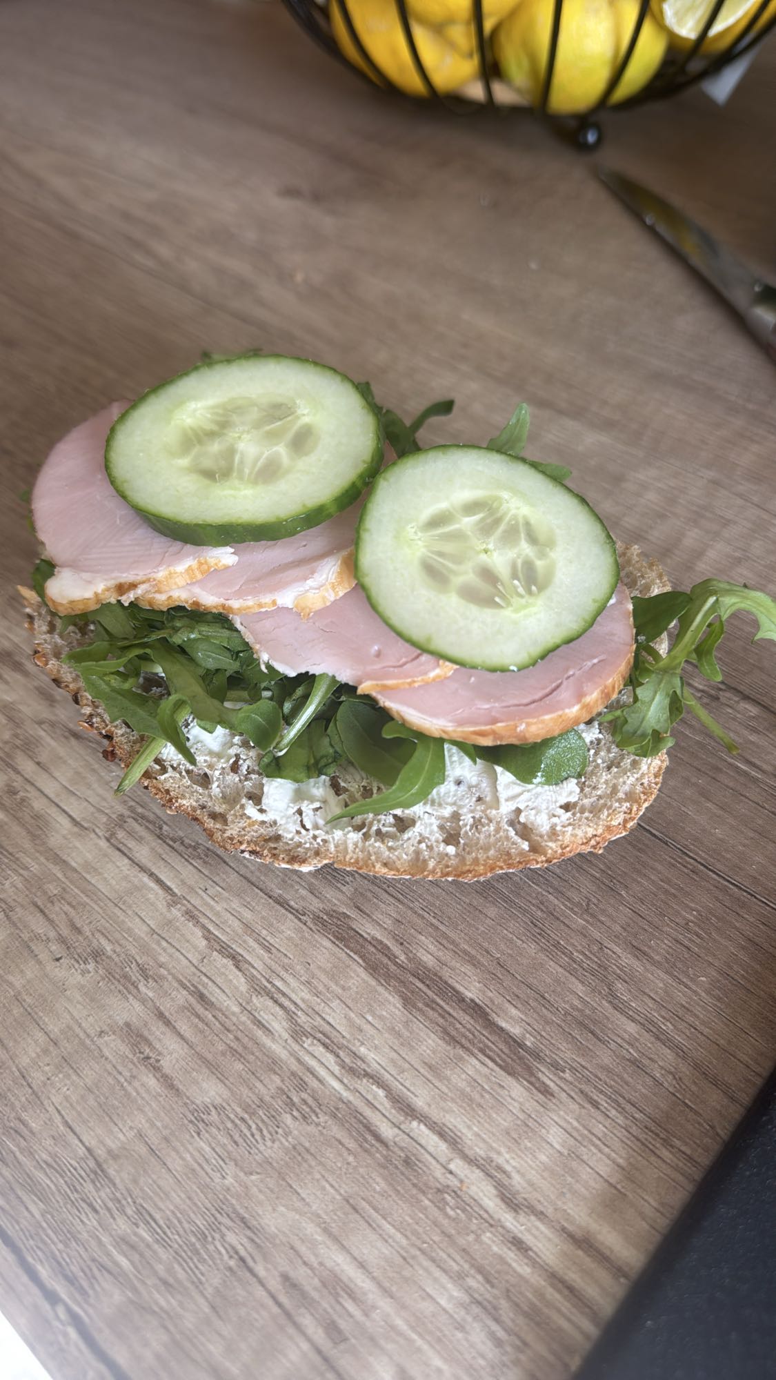 Kanapka z szynką i warzywami