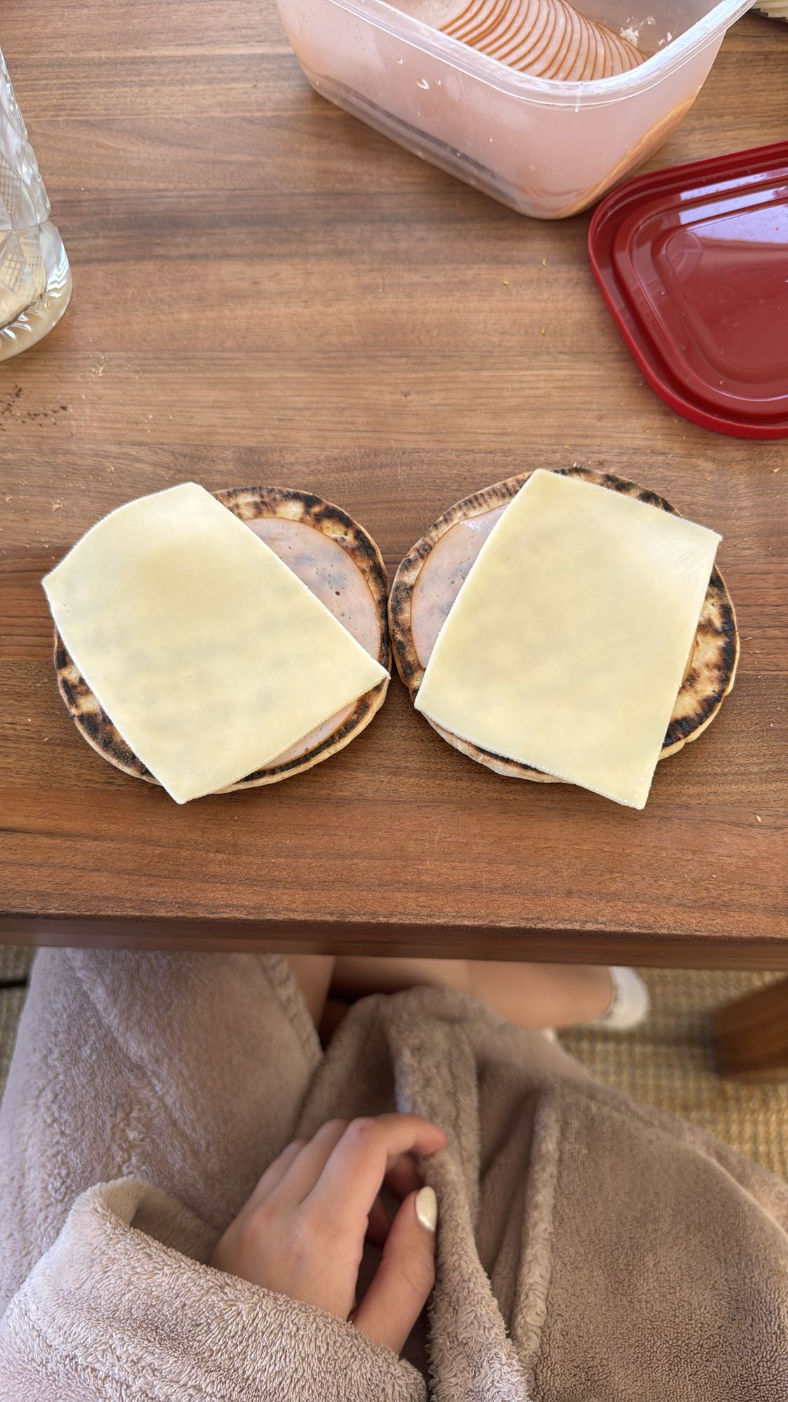 Ost och skinka knäckebröd