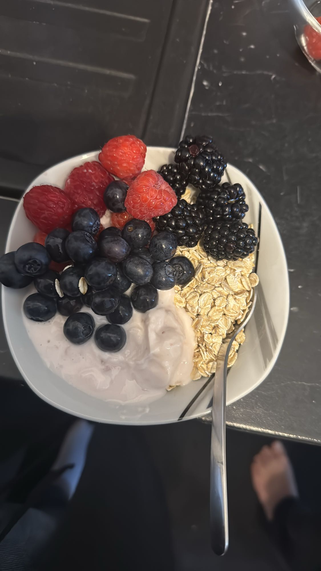 Joghurt mit Früchten und Haferflocken