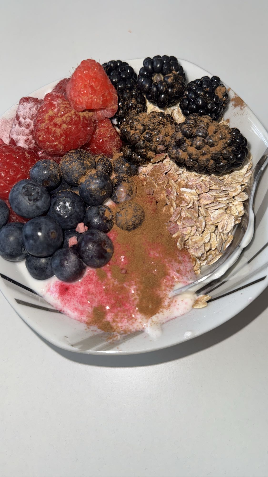 Haferflocken mit Skyr Natur Joghurt und mit Himbeeren und Blaubeeren und Brombeeren