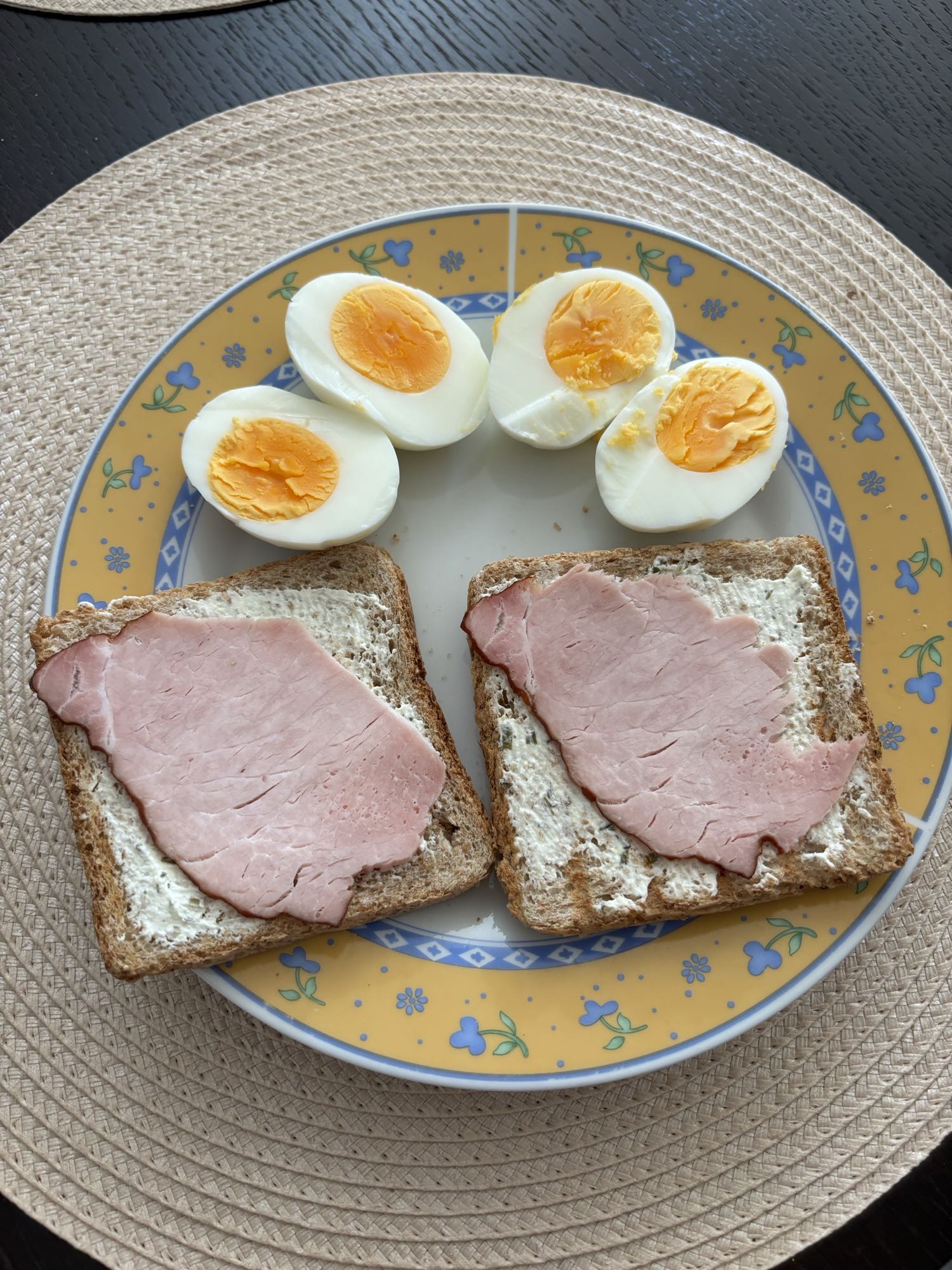 Jajka i kanapki z szynką