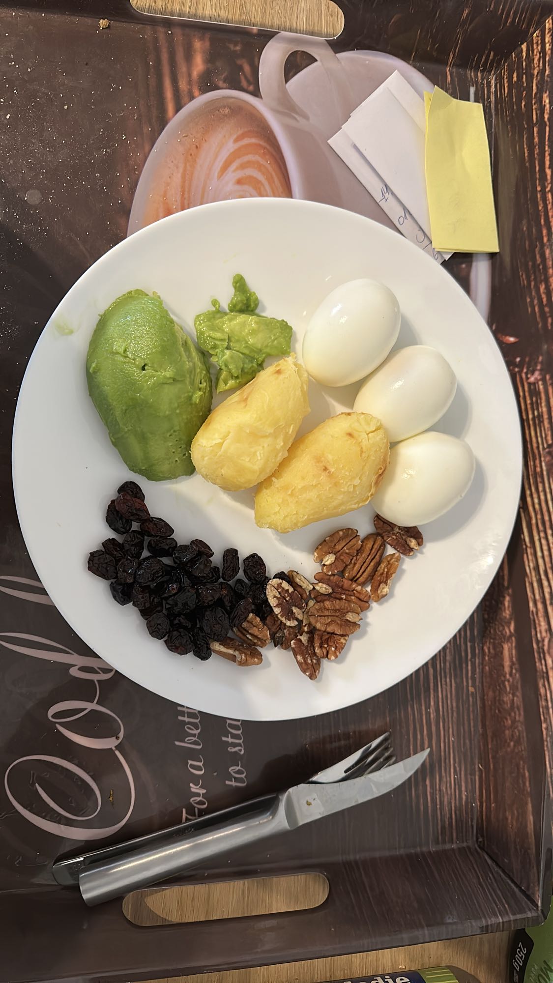 Huevos con aguacate y nueces