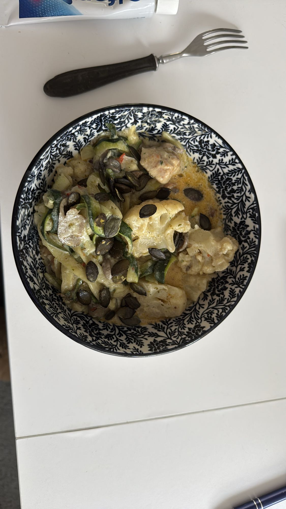 Kurczak z kalafiorem, makaronem z cukinii, pestkami słonecznika