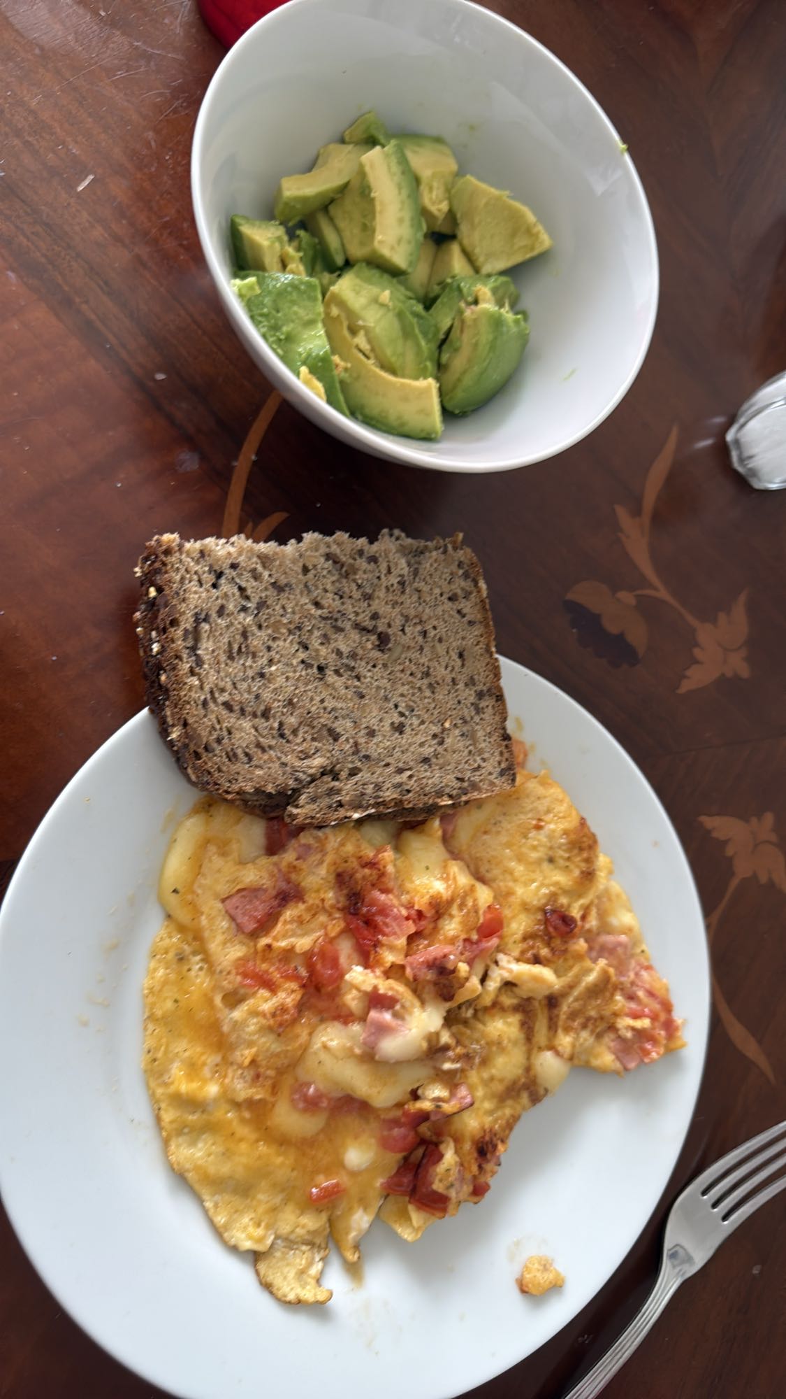 Omelette con pan y aguacate